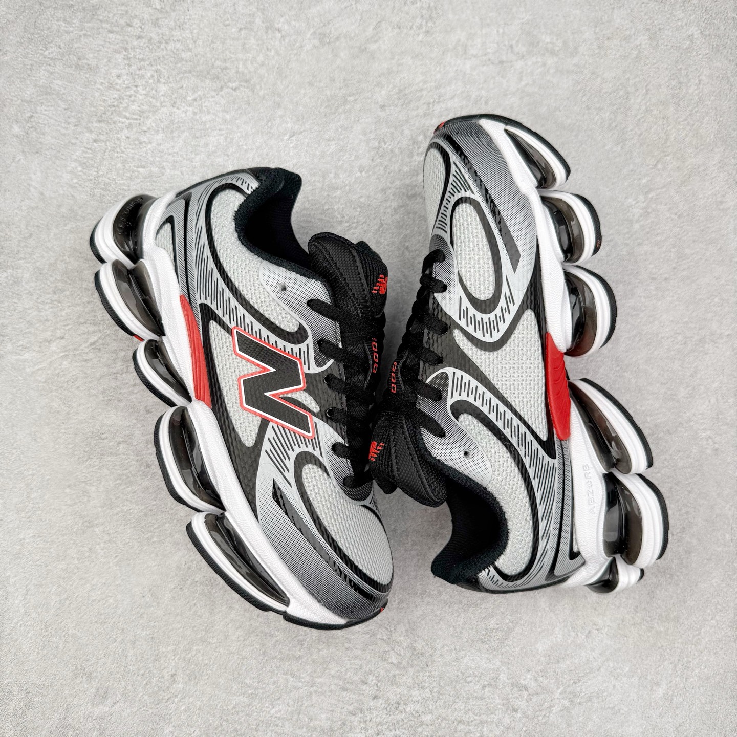 图片[3]-New Balance NB2000 舒适百搭防滑耐磨低帮 休闲跑步鞋 New Balance 在近两年的球鞋市场屡出奇招，在经典鞋型保持进一步增长的同时，推出的每一款新鞋型也都有傲人的战绩。在 327、9060 等鞋型获得成功之后，今天 New Balance 家族又迎来了新鲜血液的注入。这双 New Balance 2000 依然是融合了新旧元素的跑鞋造型，命名为 2000，或许是它的设计理念有着 Y2K 的血统。最大的亮点，在于这双鞋的中底。外侧以五个 ABZORB 单元，带来极具辨识度和冲击力的视觉效果，让这双鞋在外观和脚感方面都颇具吸引力。尺码：36 37 37.5 38 38.5 39 40 40.5 41 42 42.5 43 44 45 46-选品中心