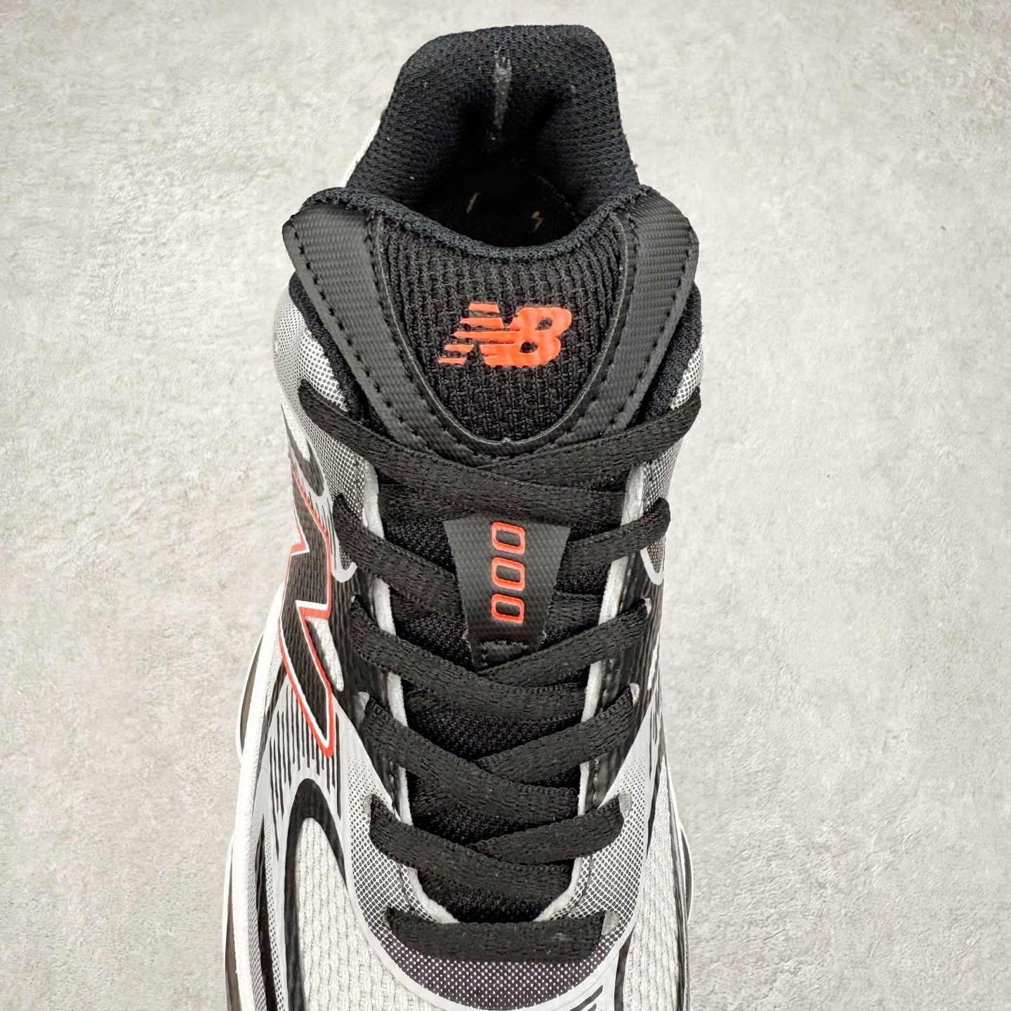 图片[5]-New Balance NB2000 舒适百搭防滑耐磨低帮 休闲跑步鞋 New Balance 在近两年的球鞋市场屡出奇招，在经典鞋型保持进一步增长的同时，推出的每一款新鞋型也都有傲人的战绩。在 327、9060 等鞋型获得成功之后，今天 New Balance 家族又迎来了新鲜血液的注入。这双 New Balance 2000 依然是融合了新旧元素的跑鞋造型，命名为 2000，或许是它的设计理念有着 Y2K 的血统。最大的亮点，在于这双鞋的中底。外侧以五个 ABZORB 单元，带来极具辨识度和冲击力的视觉效果，让这双鞋在外观和脚感方面都颇具吸引力。尺码：36 37 37.5 38 38.5 39 40 40.5 41 42 42.5 43 44 45 46-选品中心