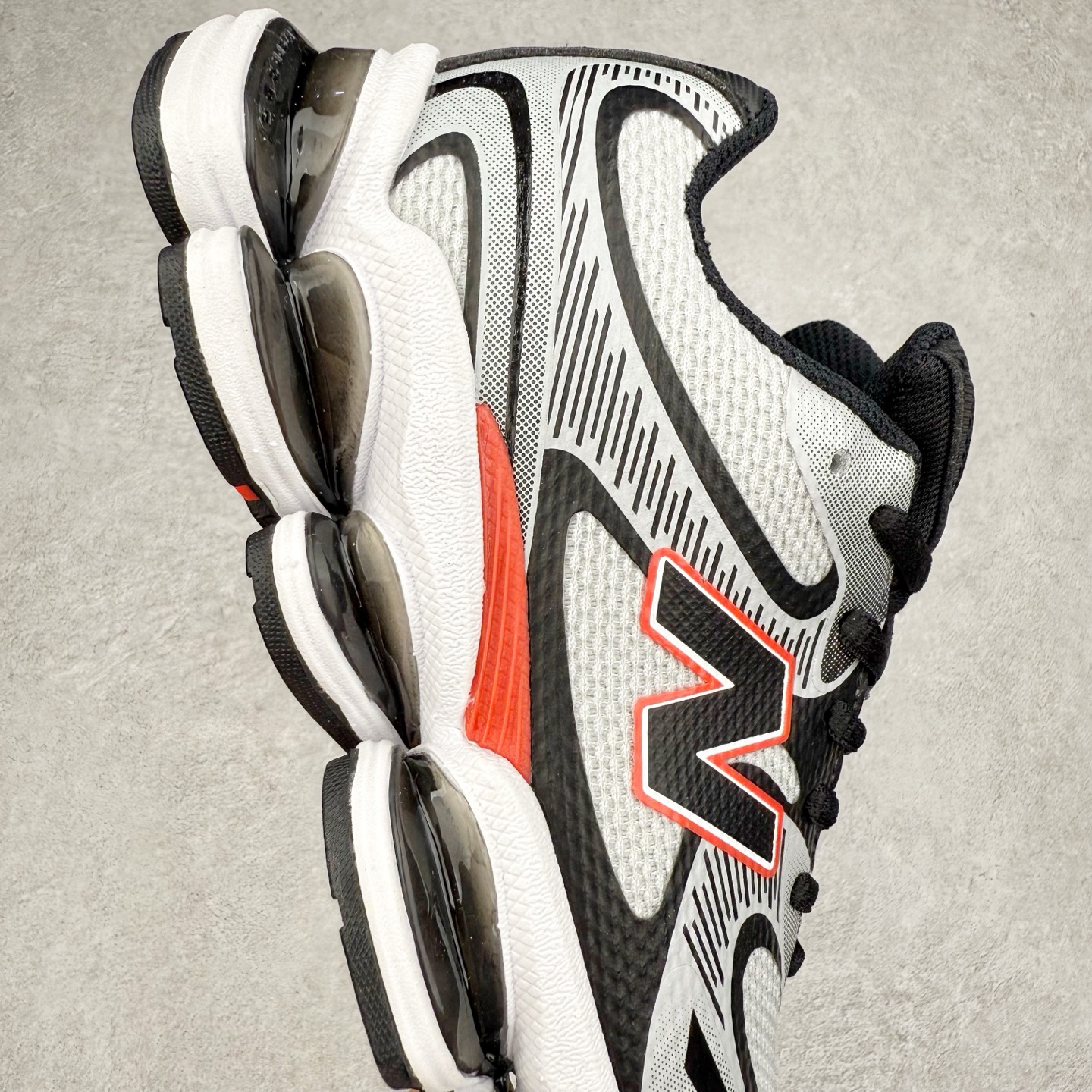 图片[6]-New Balance NB2000 舒适百搭防滑耐磨低帮 休闲跑步鞋 New Balance 在近两年的球鞋市场屡出奇招，在经典鞋型保持进一步增长的同时，推出的每一款新鞋型也都有傲人的战绩。在 327、9060 等鞋型获得成功之后，今天 New Balance 家族又迎来了新鲜血液的注入。这双 New Balance 2000 依然是融合了新旧元素的跑鞋造型，命名为 2000，或许是它的设计理念有着 Y2K 的血统。最大的亮点，在于这双鞋的中底。外侧以五个 ABZORB 单元，带来极具辨识度和冲击力的视觉效果，让这双鞋在外观和脚感方面都颇具吸引力。尺码：36 37 37.5 38 38.5 39 40 40.5 41 42 42.5 43 44 45 46-选品中心