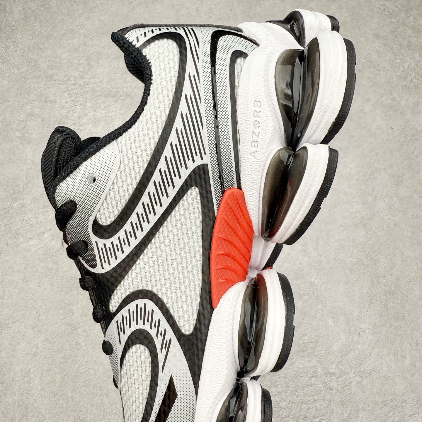 图片[7]-New Balance NB2000 舒适百搭防滑耐磨低帮 休闲跑步鞋 New Balance 在近两年的球鞋市场屡出奇招，在经典鞋型保持进一步增长的同时，推出的每一款新鞋型也都有傲人的战绩。在 327、9060 等鞋型获得成功之后，今天 New Balance 家族又迎来了新鲜血液的注入。这双 New Balance 2000 依然是融合了新旧元素的跑鞋造型，命名为 2000，或许是它的设计理念有着 Y2K 的血统。最大的亮点，在于这双鞋的中底。外侧以五个 ABZORB 单元，带来极具辨识度和冲击力的视觉效果，让这双鞋在外观和脚感方面都颇具吸引力。尺码：36 37 37.5 38 38.5 39 40 40.5 41 42 42.5 43 44 45 46-选品中心