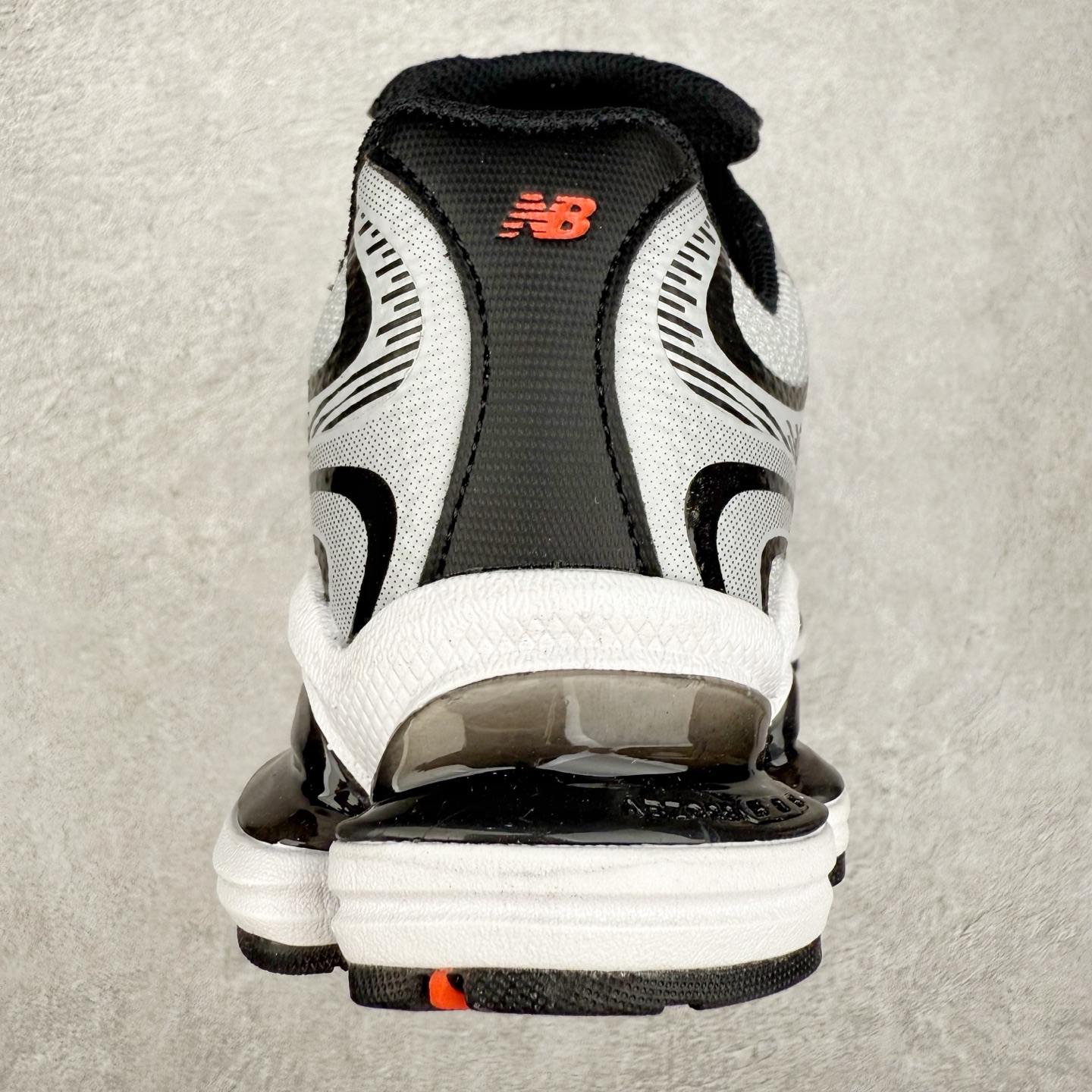 图片[8]-New Balance NB2000 舒适百搭防滑耐磨低帮 休闲跑步鞋 New Balance 在近两年的球鞋市场屡出奇招，在经典鞋型保持进一步增长的同时，推出的每一款新鞋型也都有傲人的战绩。在 327、9060 等鞋型获得成功之后，今天 New Balance 家族又迎来了新鲜血液的注入。这双 New Balance 2000 依然是融合了新旧元素的跑鞋造型，命名为 2000，或许是它的设计理念有着 Y2K 的血统。最大的亮点，在于这双鞋的中底。外侧以五个 ABZORB 单元，带来极具辨识度和冲击力的视觉效果，让这双鞋在外观和脚感方面都颇具吸引力。尺码：36 37 37.5 38 38.5 39 40 40.5 41 42 42.5 43 44 45 46-选品中心