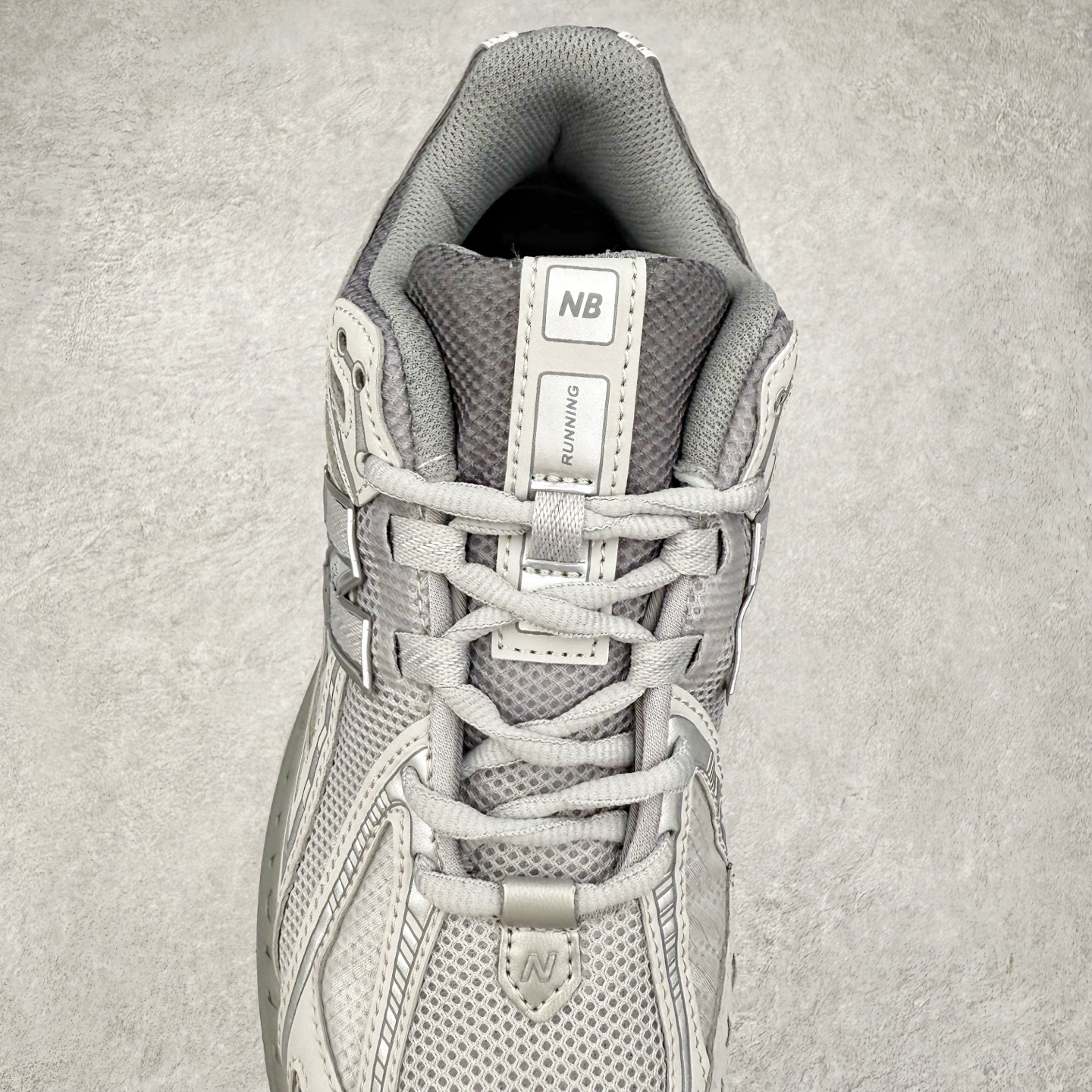 图片[5]-New Balance M1906R NB新百伦系列复古老爹风休闲运动慢跑鞋 日韩出口特供订单 全网最全配色 配套商长期套现长期补货 全新货品 正常出厂触屏不到的单价 超级跑量款 全套原楦原纸板原厂数据开发 进口三明治网面 原装进口翻毛皮料正确绒感卡色 正确中底拉帮中底网布细节 采用轻质牛剖革拼接透气网眼衬垫织物鞋面材质 T-Beam大底提供足步弓支撑 保持步态稳定 后跟搭载外露缓震胶 鞋身整体以各种深浅不一的灰色覆盖 鞋头以淡蓝色调装饰 网眼衬垫通过不规律的色块实现做旧的美感 泛黄的鞋底更是进一步增添了复古气息 尺码：36 37 37.5 38 38.5 39.5 40 40.5 41.5 42 42.5 43 44 45-选品中心