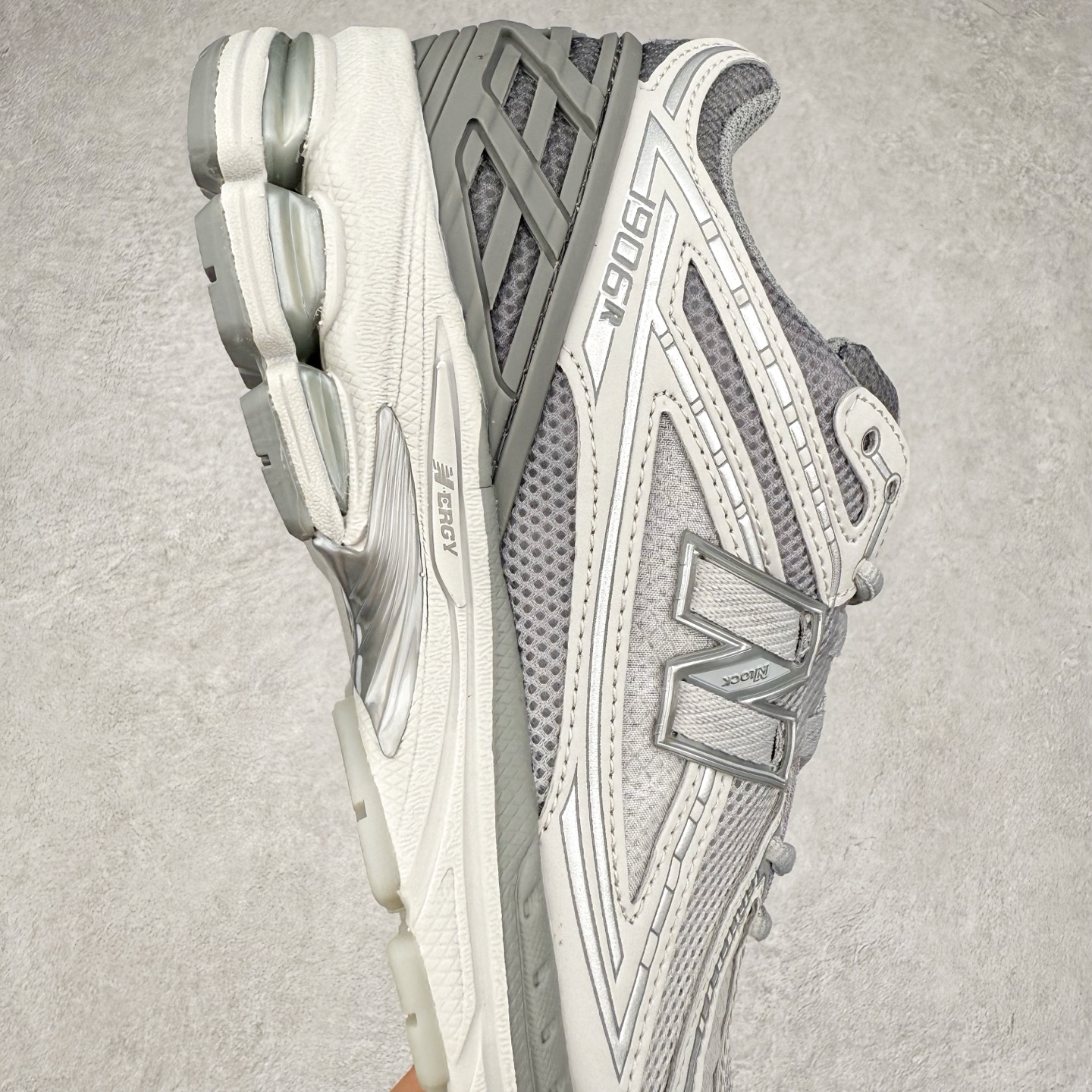 图片[6]-New Balance M1906R NB新百伦系列复古老爹风休闲运动慢跑鞋 日韩出口特供订单 全网最全配色 配套商长期套现长期补货 全新货品 正常出厂触屏不到的单价 超级跑量款 全套原楦原纸板原厂数据开发 进口三明治网面 原装进口翻毛皮料正确绒感卡色 正确中底拉帮中底网布细节 采用轻质牛剖革拼接透气网眼衬垫织物鞋面材质 T-Beam大底提供足步弓支撑 保持步态稳定 后跟搭载外露缓震胶 鞋身整体以各种深浅不一的灰色覆盖 鞋头以淡蓝色调装饰 网眼衬垫通过不规律的色块实现做旧的美感 泛黄的鞋底更是进一步增添了复古气息 尺码：36 37 37.5 38 38.5 39.5 40 40.5 41.5 42 42.5 43 44 45-选品中心