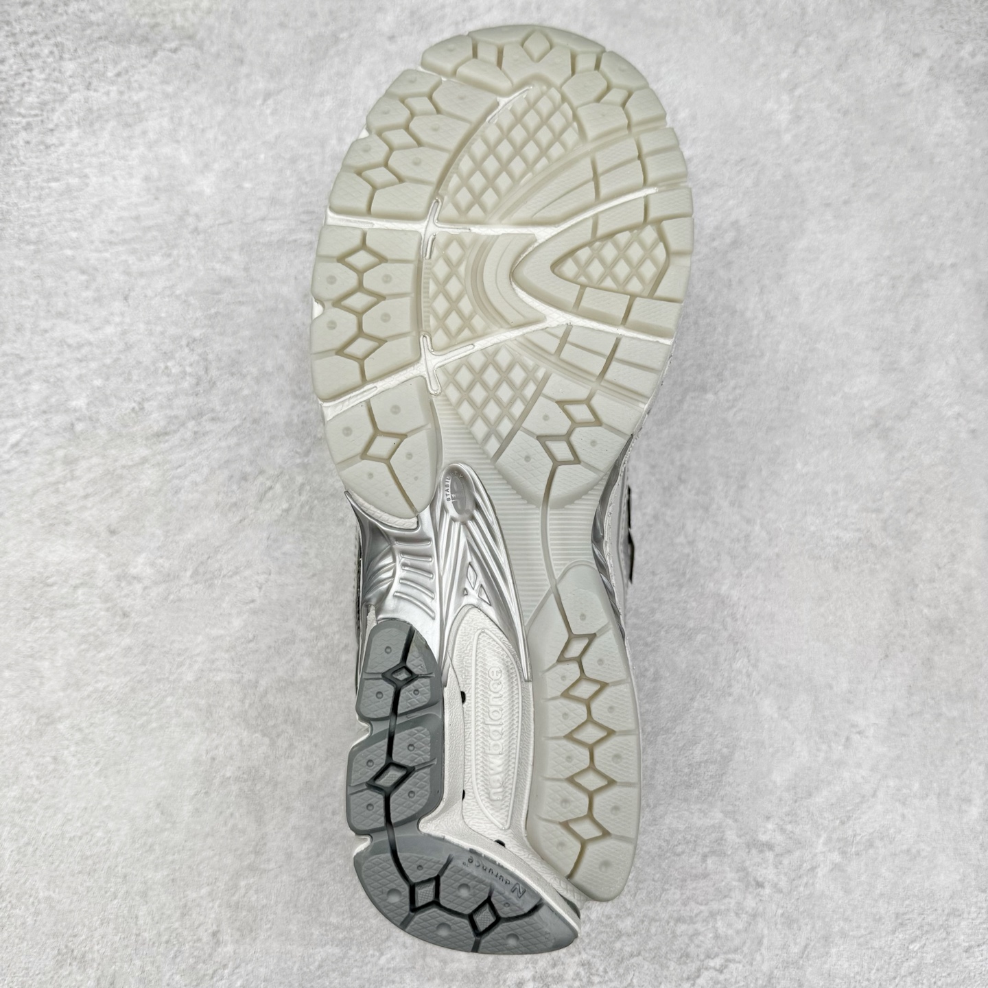 图片[9]-New Balance M1906R NB新百伦系列复古老爹风休闲运动慢跑鞋 日韩出口特供订单 全网最全配色 配套商长期套现长期补货 全新货品 正常出厂触屏不到的单价 超级跑量款 全套原楦原纸板原厂数据开发 进口三明治网面 原装进口翻毛皮料正确绒感卡色 正确中底拉帮中底网布细节 采用轻质牛剖革拼接透气网眼衬垫织物鞋面材质 T-Beam大底提供足步弓支撑 保持步态稳定 后跟搭载外露缓震胶 鞋身整体以各种深浅不一的灰色覆盖 鞋头以淡蓝色调装饰 网眼衬垫通过不规律的色块实现做旧的美感 泛黄的鞋底更是进一步增添了复古气息 尺码：36 37 37.5 38 38.5 39.5 40 40.5 41.5 42 42.5 43 44 45-选品中心