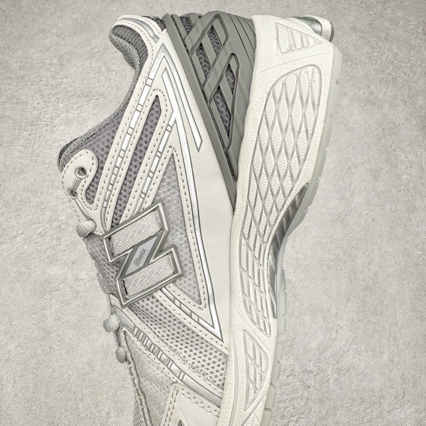 图片[7]-New Balance M1906R NB新百伦系列复古老爹风休闲运动慢跑鞋 日韩出口特供订单 全网最全配色 配套商长期套现长期补货 全新货品 正常出厂触屏不到的单价 超级跑量款 全套原楦原纸板原厂数据开发 进口三明治网面 原装进口翻毛皮料正确绒感卡色 正确中底拉帮中底网布细节 采用轻质牛剖革拼接透气网眼衬垫织物鞋面材质 T-Beam大底提供足步弓支撑 保持步态稳定 后跟搭载外露缓震胶 鞋身整体以各种深浅不一的灰色覆盖 鞋头以淡蓝色调装饰 网眼衬垫通过不规律的色块实现做旧的美感 泛黄的鞋底更是进一步增添了复古气息 尺码：36 37 37.5 38 38.5 39.5 40 40.5 41.5 42 42.5 43 44 45-选品中心