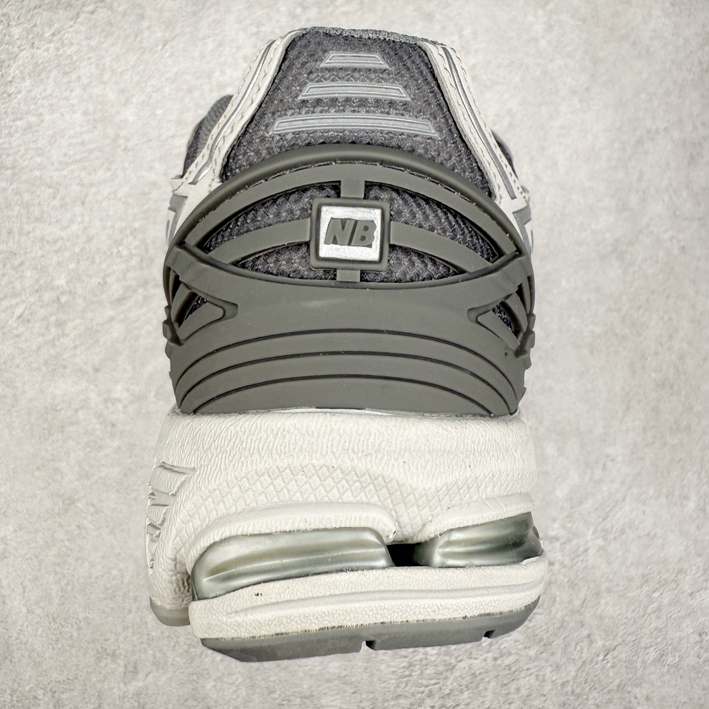 图片[8]-New Balance M1906R NB新百伦系列复古老爹风休闲运动慢跑鞋 日韩出口特供订单 全网最全配色 配套商长期套现长期补货 全新货品 正常出厂触屏不到的单价 超级跑量款 全套原楦原纸板原厂数据开发 进口三明治网面 原装进口翻毛皮料正确绒感卡色 正确中底拉帮中底网布细节 采用轻质牛剖革拼接透气网眼衬垫织物鞋面材质 T-Beam大底提供足步弓支撑 保持步态稳定 后跟搭载外露缓震胶 鞋身整体以各种深浅不一的灰色覆盖 鞋头以淡蓝色调装饰 网眼衬垫通过不规律的色块实现做旧的美感 泛黄的鞋底更是进一步增添了复古气息 尺码：36 37 37.5 38 38.5 39.5 40 40.5 41.5 42 42.5 43 44 45-选品中心