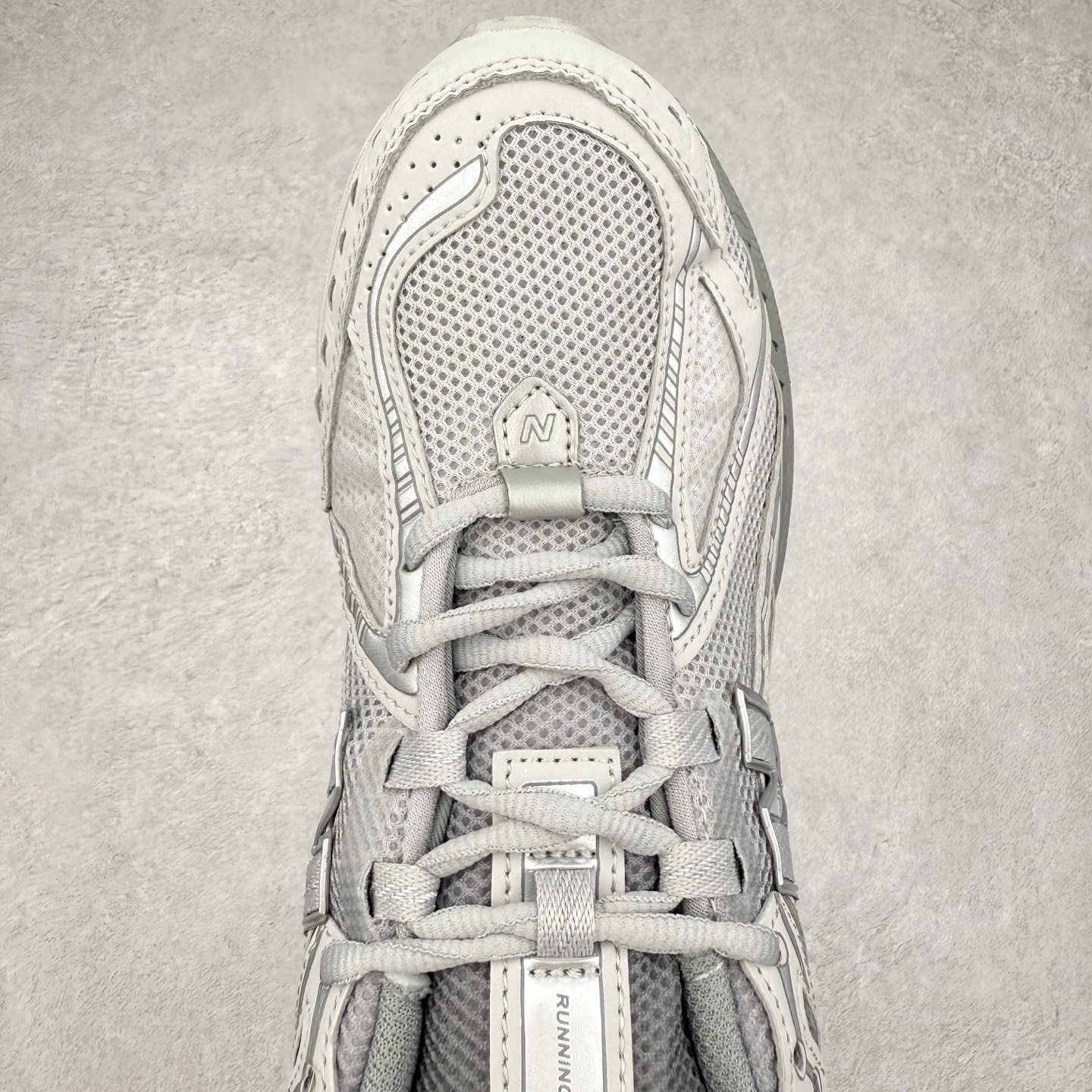 图片[4]-New Balance M1906R NB新百伦系列复古老爹风休闲运动慢跑鞋 日韩出口特供订单 全网最全配色 配套商长期套现长期补货 全新货品 正常出厂触屏不到的单价 超级跑量款 全套原楦原纸板原厂数据开发 进口三明治网面 原装进口翻毛皮料正确绒感卡色 正确中底拉帮中底网布细节 采用轻质牛剖革拼接透气网眼衬垫织物鞋面材质 T-Beam大底提供足步弓支撑 保持步态稳定 后跟搭载外露缓震胶 鞋身整体以各种深浅不一的灰色覆盖 鞋头以淡蓝色调装饰 网眼衬垫通过不规律的色块实现做旧的美感 泛黄的鞋底更是进一步增添了复古气息 尺码：36 37 37.5 38 38.5 39.5 40 40.5 41.5 42 42.5 43 44 45-选品中心