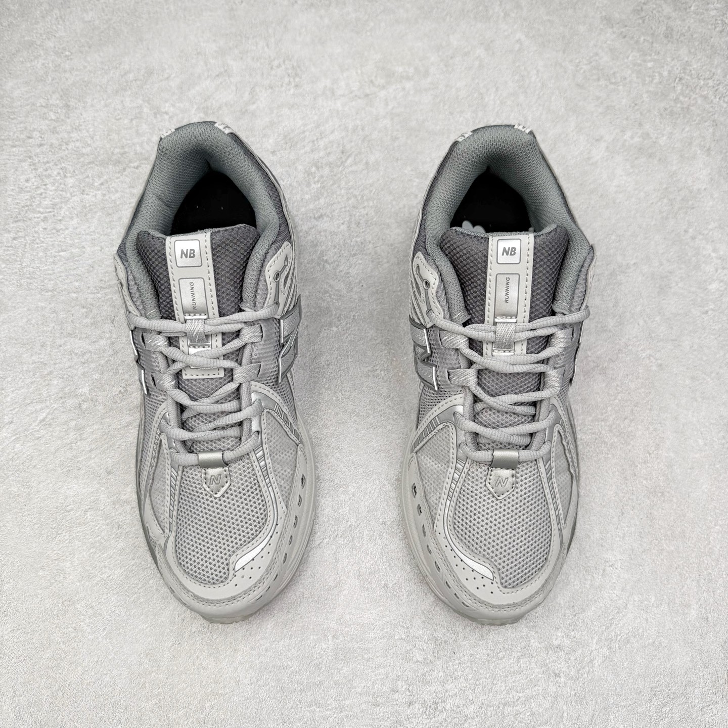 图片[2]-New Balance M1906R NB新百伦系列复古老爹风休闲运动慢跑鞋 日韩出口特供订单 全网最全配色 配套商长期套现长期补货 全新货品 正常出厂触屏不到的单价 超级跑量款 全套原楦原纸板原厂数据开发 进口三明治网面 原装进口翻毛皮料正确绒感卡色 正确中底拉帮中底网布细节 采用轻质牛剖革拼接透气网眼衬垫织物鞋面材质 T-Beam大底提供足步弓支撑 保持步态稳定 后跟搭载外露缓震胶 鞋身整体以各种深浅不一的灰色覆盖 鞋头以淡蓝色调装饰 网眼衬垫通过不规律的色块实现做旧的美感 泛黄的鞋底更是进一步增添了复古气息 尺码：36 37 37.5 38 38.5 39.5 40 40.5 41.5 42 42.5 43 44 45-选品中心