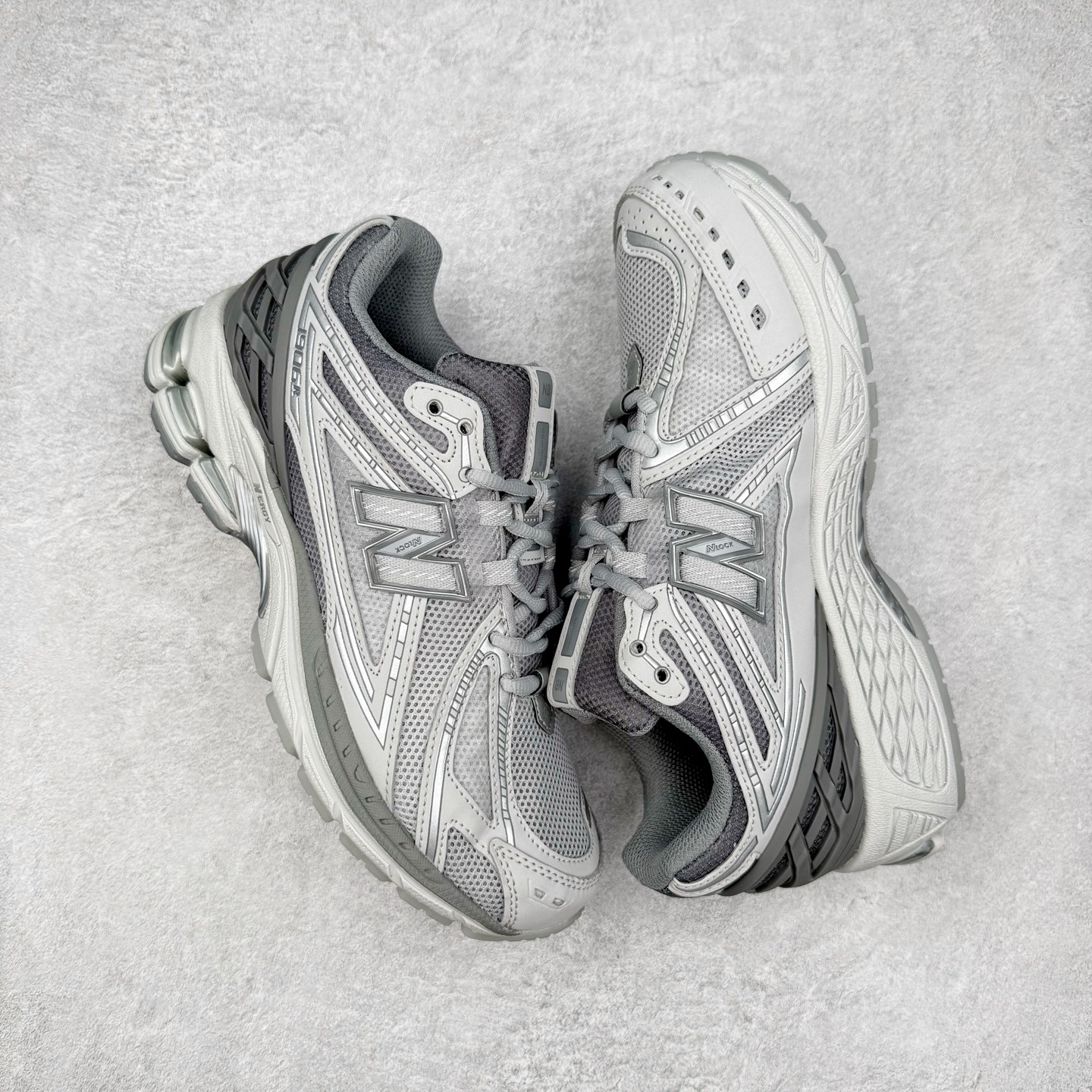 图片[3]-New Balance M1906R NB新百伦系列复古老爹风休闲运动慢跑鞋 日韩出口特供订单 全网最全配色 配套商长期套现长期补货 全新货品 正常出厂触屏不到的单价 超级跑量款 全套原楦原纸板原厂数据开发 进口三明治网面 原装进口翻毛皮料正确绒感卡色 正确中底拉帮中底网布细节 采用轻质牛剖革拼接透气网眼衬垫织物鞋面材质 T-Beam大底提供足步弓支撑 保持步态稳定 后跟搭载外露缓震胶 鞋身整体以各种深浅不一的灰色覆盖 鞋头以淡蓝色调装饰 网眼衬垫通过不规律的色块实现做旧的美感 泛黄的鞋底更是进一步增添了复古气息 尺码：36 37 37.5 38 38.5 39.5 40 40.5 41.5 42 42.5 43 44 45-选品中心