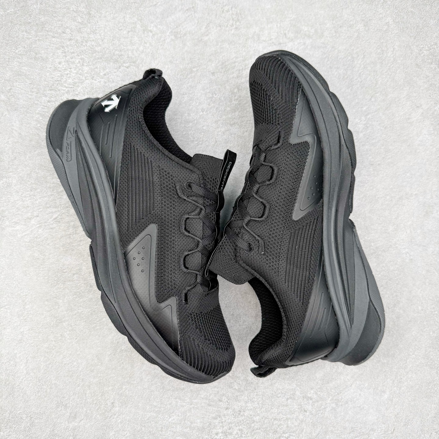 图片[3]-＃HP DESCENTE Running ENZRZITE 迪桑特碳板舒适柔软网布防滑耐磨减震 低帮 休闲跑步鞋 DESCENTE（迪桑特）创立于1935年，品牌名取自法语词汇，意为“滑降”。品牌箭头标识代表滑雪的三种技术“高速直线滑行”、“穿越”和“侧滑”，也寓意品牌在打造高端专业运动产品中不断追求完美的创新精神，致力于成为中国高端专业滑雪、综训、女子、铁人三项、高尔夫的第一品牌。尺码：39 40 40.5 41 42 42.5 43 44 44.5 45-选品中心