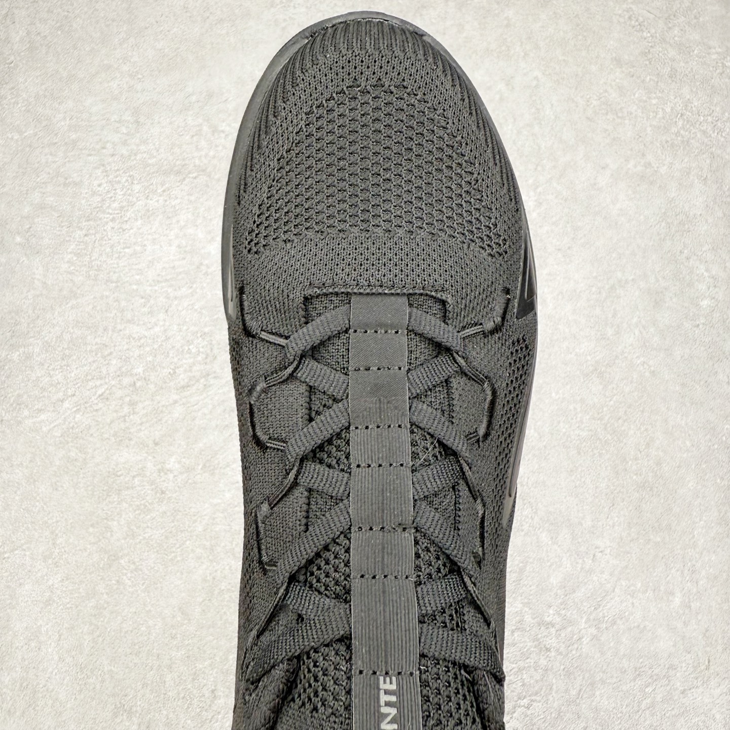 图片[4]-＃HP DESCENTE Running ENZRZITE 迪桑特碳板舒适柔软网布防滑耐磨减震 低帮 休闲跑步鞋 DESCENTE（迪桑特）创立于1935年，品牌名取自法语词汇，意为“滑降”。品牌箭头标识代表滑雪的三种技术“高速直线滑行”、“穿越”和“侧滑”，也寓意品牌在打造高端专业运动产品中不断追求完美的创新精神，致力于成为中国高端专业滑雪、综训、女子、铁人三项、高尔夫的第一品牌。尺码：39 40 40.5 41 42 42.5 43 44 44.5 45-选品中心