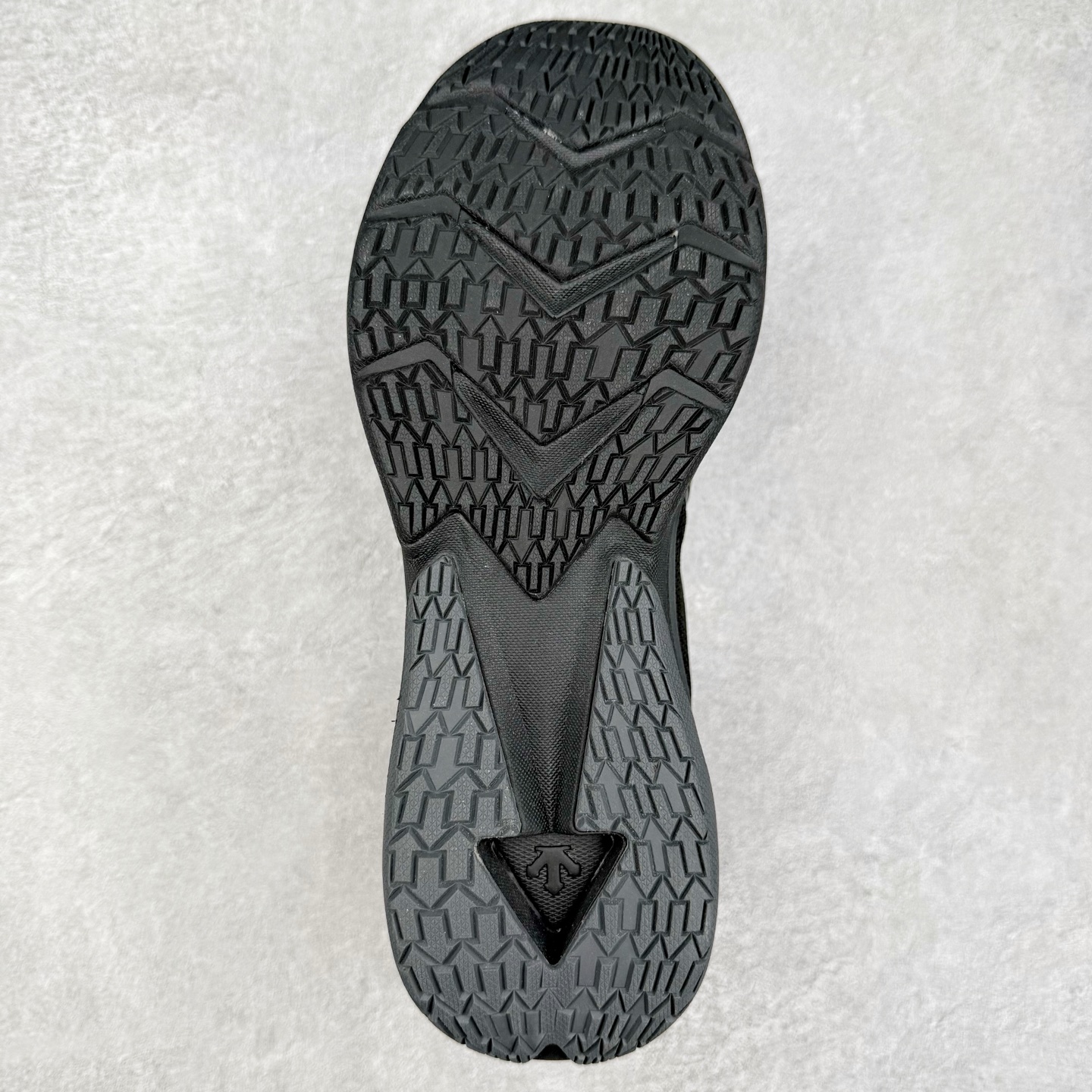 图片[9]-＃HP DESCENTE Running ENZRZITE 迪桑特碳板舒适柔软网布防滑耐磨减震 低帮 休闲跑步鞋 DESCENTE（迪桑特）创立于1935年，品牌名取自法语词汇，意为“滑降”。品牌箭头标识代表滑雪的三种技术“高速直线滑行”、“穿越”和“侧滑”，也寓意品牌在打造高端专业运动产品中不断追求完美的创新精神，致力于成为中国高端专业滑雪、综训、女子、铁人三项、高尔夫的第一品牌。尺码：39 40 40.5 41 42 42.5 43 44 44.5 45-选品中心