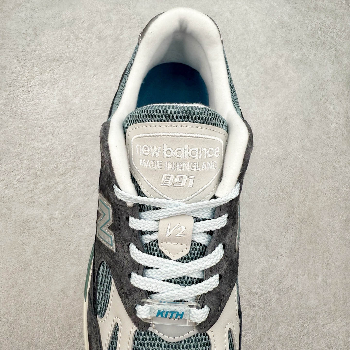 图片[5]-＃总裁 Kith x New Balance NB991V2 第一代总统复古慢跑鞋 联名灰蓝 U991KH2 正确3M反光细节 原楦原纸版开发 正确6层组合底模精密开发 后跟透明TPU水晶装饰条稳固 沿用了引以为傲的跑鞋手工技艺 采用猪皮绒面并包裹局部透气网面的鞋身设计 菱网鞋舌上刻有New Balance USA 鞋面依旧身着经典的大热之灰 彰显了其高端的品质身份 尺码：36 37 37.5 38 38.5 39 40 40.5 41.5 42 42.5 43 44 45 46.5-选品中心