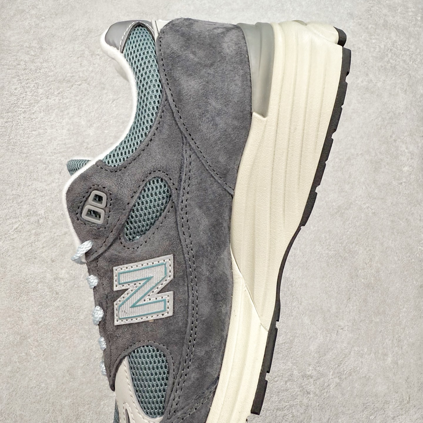 图片[7]-＃总裁 Kith x New Balance NB991V2 第一代总统复古慢跑鞋 联名灰蓝 U991KH2 正确3M反光细节 原楦原纸版开发 正确6层组合底模精密开发 后跟透明TPU水晶装饰条稳固 沿用了引以为傲的跑鞋手工技艺 采用猪皮绒面并包裹局部透气网面的鞋身设计 菱网鞋舌上刻有New Balance USA 鞋面依旧身着经典的大热之灰 彰显了其高端的品质身份 尺码：36 37 37.5 38 38.5 39 40 40.5 41.5 42 42.5 43 44 45 46.5-选品中心