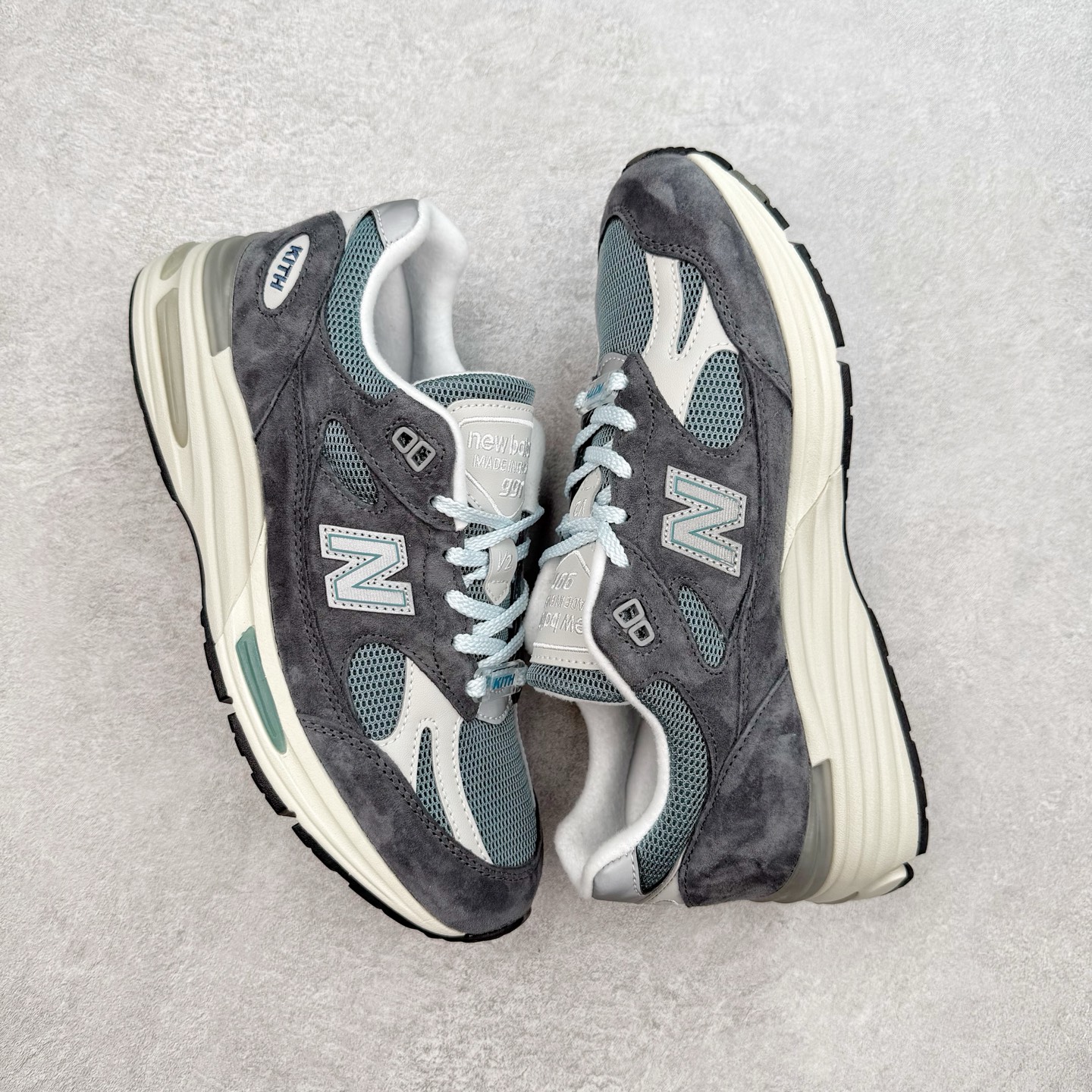 图片[3]-＃总裁 Kith x New Balance NB991V2 第一代总统复古慢跑鞋 联名灰蓝 U991KH2 正确3M反光细节 原楦原纸版开发 正确6层组合底模精密开发 后跟透明TPU水晶装饰条稳固 沿用了引以为傲的跑鞋手工技艺 采用猪皮绒面并包裹局部透气网面的鞋身设计 菱网鞋舌上刻有New Balance USA 鞋面依旧身着经典的大热之灰 彰显了其高端的品质身份 尺码：36 37 37.5 38 38.5 39 40 40.5 41.5 42 42.5 43 44 45 46.5-选品中心