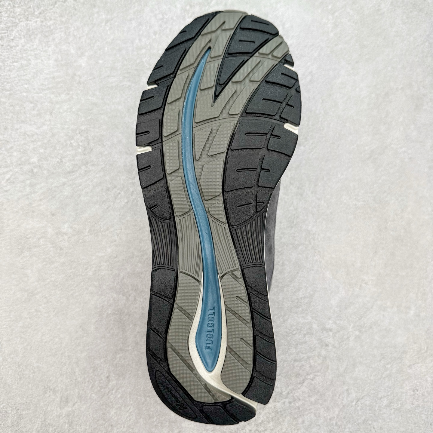 图片[9]-＃总裁 Kith x New Balance NB991V2 第一代总统复古慢跑鞋 联名灰蓝 U991KH2 正确3M反光细节 原楦原纸版开发 正确6层组合底模精密开发 后跟透明TPU水晶装饰条稳固 沿用了引以为傲的跑鞋手工技艺 采用猪皮绒面并包裹局部透气网面的鞋身设计 菱网鞋舌上刻有New Balance USA 鞋面依旧身着经典的大热之灰 彰显了其高端的品质身份 尺码：36 37 37.5 38 38.5 39 40 40.5 41.5 42 42.5 43 44 45 46.5-选品中心