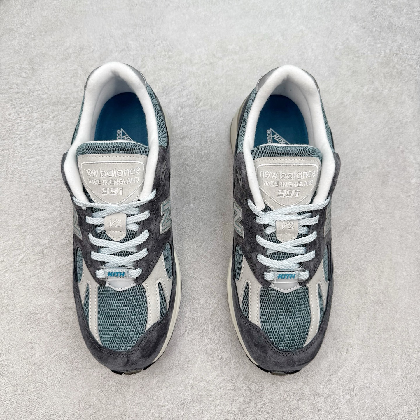 图片[2]-＃总裁 Kith x New Balance NB991V2 第一代总统复古慢跑鞋 联名灰蓝 U991KH2 正确3M反光细节 原楦原纸版开发 正确6层组合底模精密开发 后跟透明TPU水晶装饰条稳固 沿用了引以为傲的跑鞋手工技艺 采用猪皮绒面并包裹局部透气网面的鞋身设计 菱网鞋舌上刻有New Balance USA 鞋面依旧身着经典的大热之灰 彰显了其高端的品质身份 尺码：36 37 37.5 38 38.5 39 40 40.5 41.5 42 42.5 43 44 45 46.5-选品中心