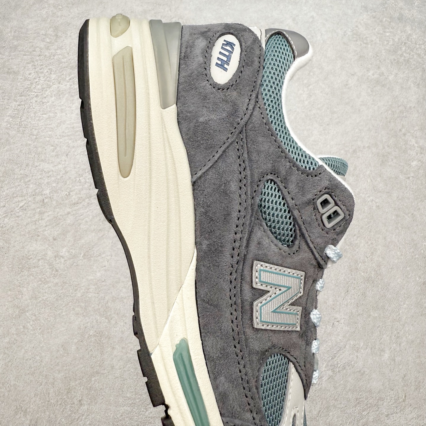 图片[6]-＃总裁 Kith x New Balance NB991V2 第一代总统复古慢跑鞋 联名灰蓝 U991KH2 正确3M反光细节 原楦原纸版开发 正确6层组合底模精密开发 后跟透明TPU水晶装饰条稳固 沿用了引以为傲的跑鞋手工技艺 采用猪皮绒面并包裹局部透气网面的鞋身设计 菱网鞋舌上刻有New Balance USA 鞋面依旧身着经典的大热之灰 彰显了其高端的品质身份 尺码：36 37 37.5 38 38.5 39 40 40.5 41.5 42 42.5 43 44 45 46.5-选品中心