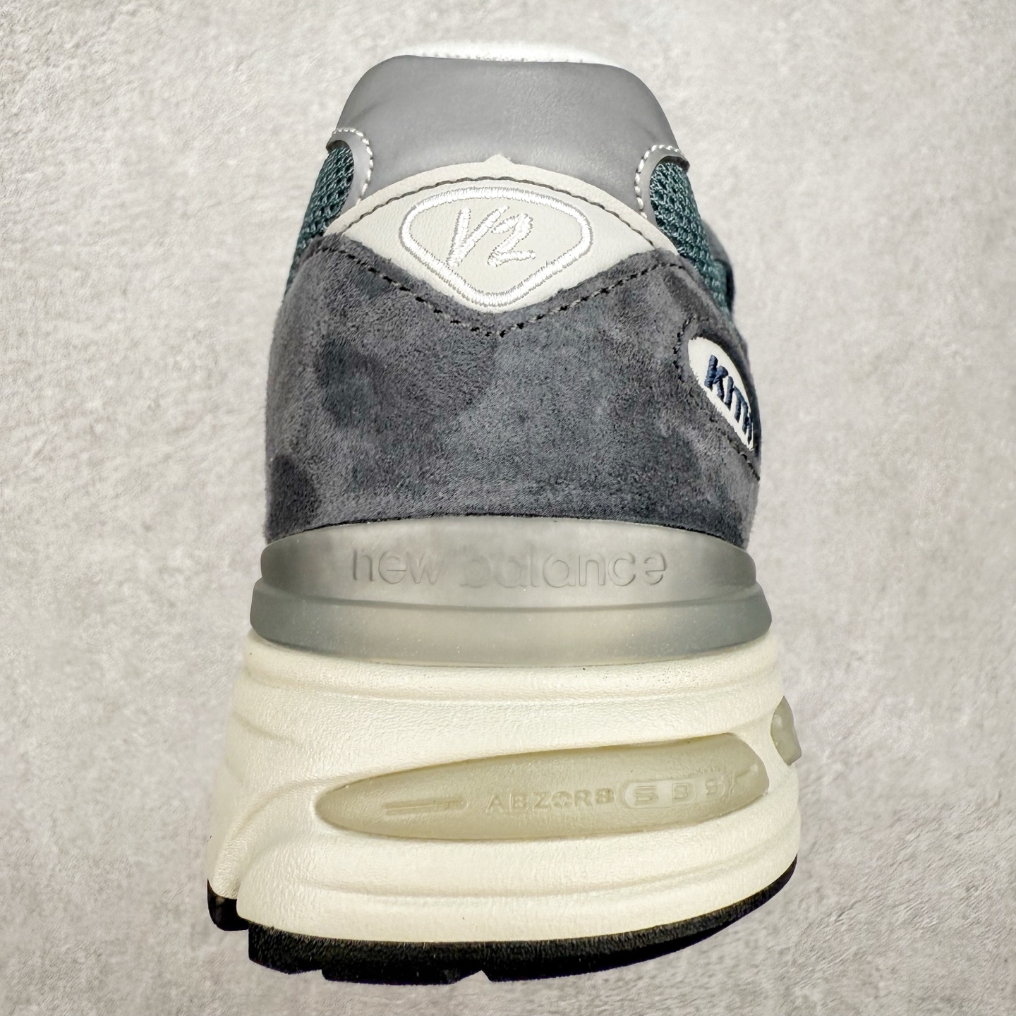 图片[8]-＃总裁 Kith x New Balance NB991V2 第一代总统复古慢跑鞋 联名灰蓝 U991KH2 正确3M反光细节 原楦原纸版开发 正确6层组合底模精密开发 后跟透明TPU水晶装饰条稳固 沿用了引以为傲的跑鞋手工技艺 采用猪皮绒面并包裹局部透气网面的鞋身设计 菱网鞋舌上刻有New Balance USA 鞋面依旧身着经典的大热之灰 彰显了其高端的品质身份 尺码：36 37 37.5 38 38.5 39 40 40.5 41.5 42 42.5 43 44 45 46.5-选品中心