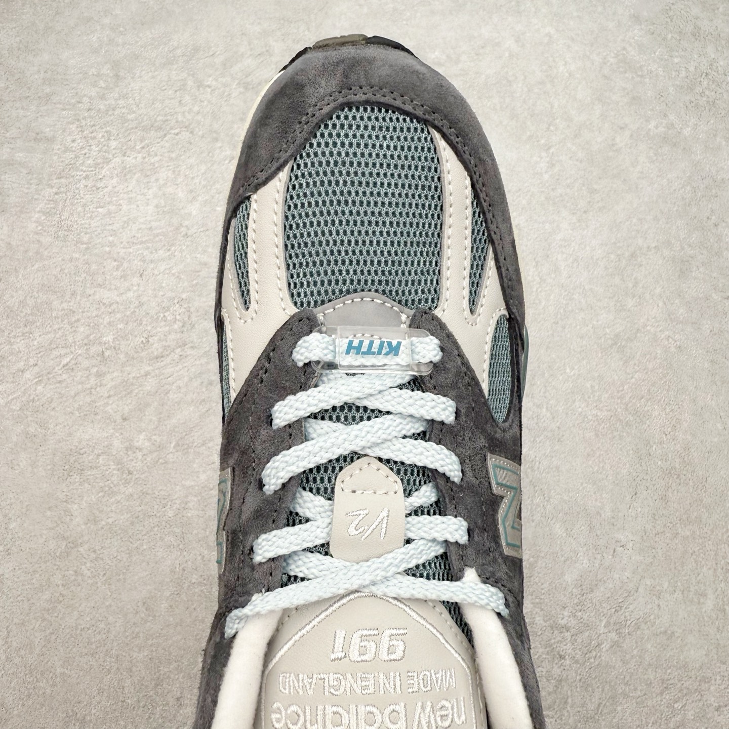 图片[4]-＃总裁 Kith x New Balance NB991V2 第一代总统复古慢跑鞋 联名灰蓝 U991KH2 正确3M反光细节 原楦原纸版开发 正确6层组合底模精密开发 后跟透明TPU水晶装饰条稳固 沿用了引以为傲的跑鞋手工技艺 采用猪皮绒面并包裹局部透气网面的鞋身设计 菱网鞋舌上刻有New Balance USA 鞋面依旧身着经典的大热之灰 彰显了其高端的品质身份 尺码：36 37 37.5 38 38.5 39 40 40.5 41.5 42 42.5 43 44 45 46.5-选品中心