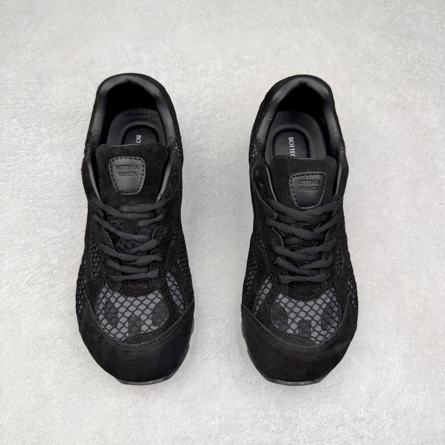 图片[2]-BOTTEGA VENETA Orbit Runner BV葆蝶家时尚休闲王一博同款老爹鞋运动鞋 原版开发 一比一打造 相似度百分之99以上 市场一梯队级别品质 区别市场任何标文顶级品质版本 采用轻质科技网布面料 搭配几何图案设计橡胶外底 王炸系列 高版本 认准套包工艺 实际增高很多哦 还是一样显腿细非常nice 耐玩耐造 对标对版 套包鞋工艺 认准高版本 大底选用拼色TPU大底 配置原版包装 尺码：35 36 37 38 39 40 41 42 43 44 45-选品中心