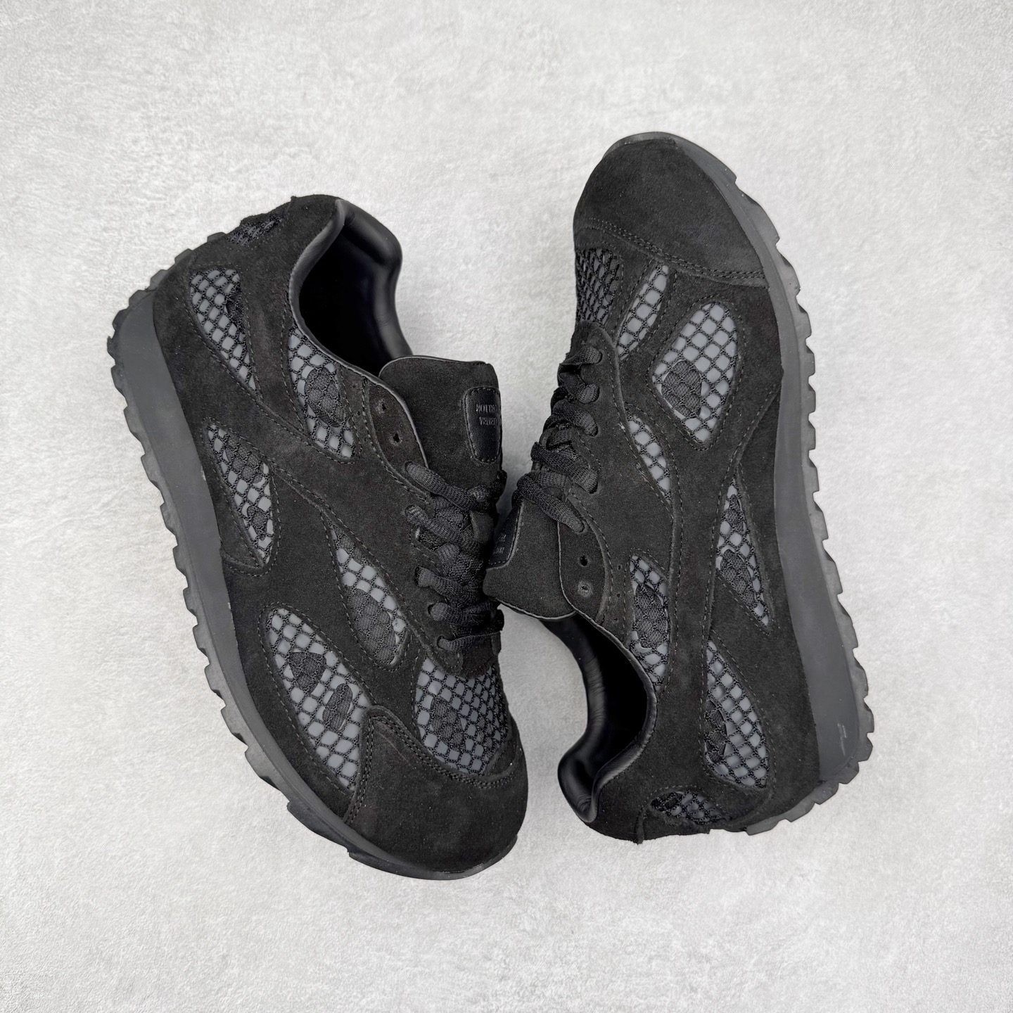 图片[3]-BOTTEGA VENETA Orbit Runner BV葆蝶家时尚休闲王一博同款老爹鞋运动鞋 原版开发 一比一打造 相似度百分之99以上 市场一梯队级别品质 区别市场任何标文顶级品质版本 采用轻质科技网布面料 搭配几何图案设计橡胶外底 王炸系列 高版本 认准套包工艺 实际增高很多哦 还是一样显腿细非常nice 耐玩耐造 对标对版 套包鞋工艺 认准高版本 大底选用拼色TPU大底 配置原版包装 尺码：35 36 37 38 39 40 41 42 43 44 45-选品中心