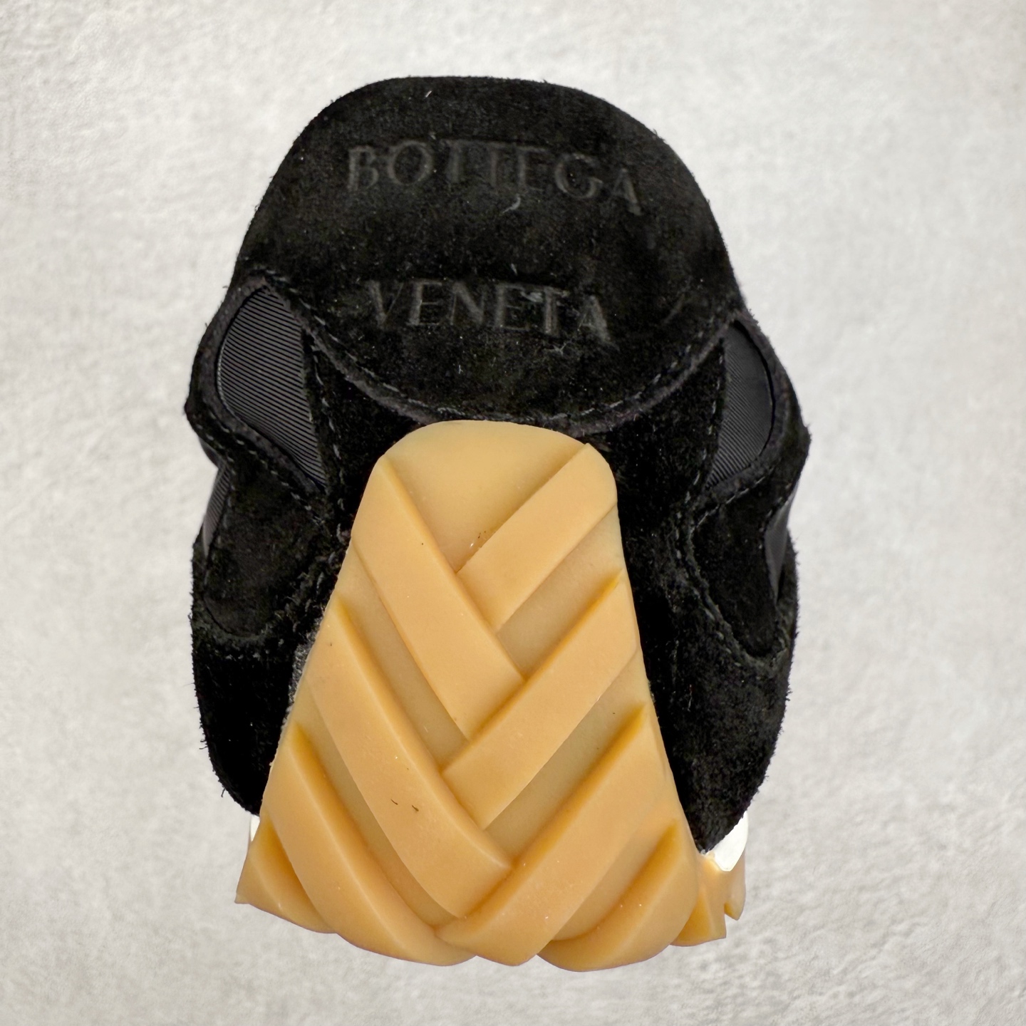 图片[8]-BOTTEGA VENETA Orbit Runner BV葆蝶家时尚休闲王一博同款老爹鞋运动鞋 原版开发 一比一打造 相似度百分之99以上 市场一梯队级别品质 区别市场任何标文顶级品质版本 采用轻质科技网布面料 搭配几何图案设计橡胶外底 王炸系列 高版本 认准套包工艺 实际增高很多哦 还是一样显腿细非常nice 耐玩耐造 对标对版 套包鞋工艺 认准高版本 大底选用拼色TPU大底 配置原版包装 尺码：35 36 37 38 39 40 41 42 43 44 45-选品中心