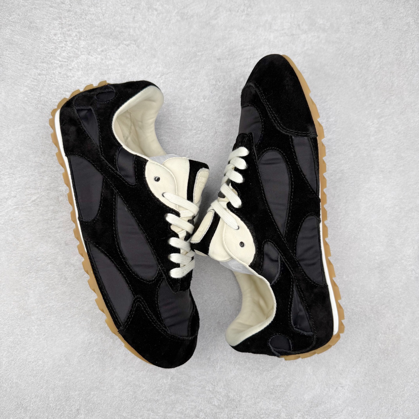 图片[3]-BOTTEGA VENETA Orbit Runner BV葆蝶家时尚休闲王一博同款老爹鞋运动鞋 原版开发 一比一打造 相似度百分之99以上 市场一梯队级别品质 区别市场任何标文顶级品质版本 采用轻质科技网布面料 搭配几何图案设计橡胶外底 王炸系列 高版本 认准套包工艺 实际增高很多哦 还是一样显腿细非常nice 耐玩耐造 对标对版 套包鞋工艺 认准高版本 大底选用拼色TPU大底 配置原版包装 尺码：35 36 37 38 39 40 41 42 43 44 45-选品中心