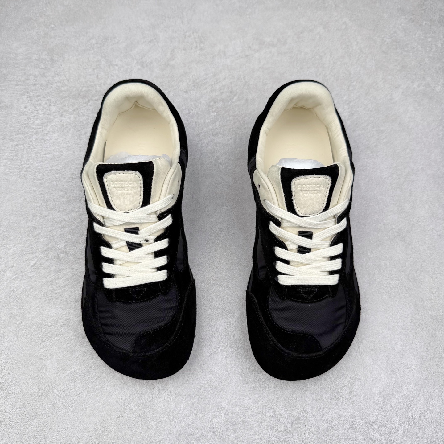 图片[2]-BOTTEGA VENETA Orbit Runner BV葆蝶家时尚休闲王一博同款老爹鞋运动鞋 原版开发 一比一打造 相似度百分之99以上 市场一梯队级别品质 区别市场任何标文顶级品质版本 采用轻质科技网布面料 搭配几何图案设计橡胶外底 王炸系列 高版本 认准套包工艺 实际增高很多哦 还是一样显腿细非常nice 耐玩耐造 对标对版 套包鞋工艺 认准高版本 大底选用拼色TPU大底 配置原版包装 尺码：35 36 37 38 39 40 41 42 43 44 45-选品中心