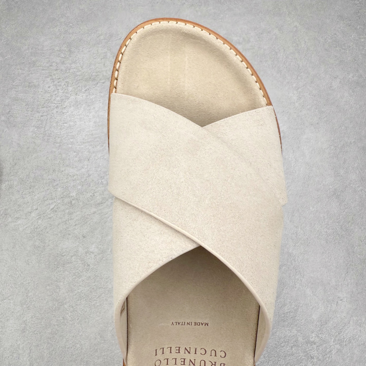 图片[4]-Brunello Cucinelli 绒面革 圆头露趾 防滑一字拖鞋 米色 Brunello Cucinelli是来自意大利的世界顶级奢侈品牌，被誉为低调奢华的“山羊绒之王”和“服装界真正的奢侈品”。很多人都知道羊绒Cashmere顶级、昂贵，一穿就脱不下来，还很容易和其他衣服相互搭配，但是，再也没有比Brunello Cucinelli 这个品牌更懂得把顶级的羊绒面料设计出一种“低调的奢华”的风格。尺码：35 36 37 38 39 40 41 42 43 44 45-选品中心