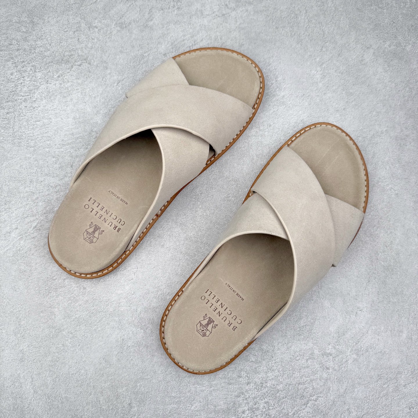 图片[3]-Brunello Cucinelli 绒面革 圆头露趾 防滑一字拖鞋 米色 Brunello Cucinelli是来自意大利的世界顶级奢侈品牌，被誉为低调奢华的“山羊绒之王”和“服装界真正的奢侈品”。很多人都知道羊绒Cashmere顶级、昂贵，一穿就脱不下来，还很容易和其他衣服相互搭配，但是，再也没有比Brunello Cucinelli 这个品牌更懂得把顶级的羊绒面料设计出一种“低调的奢华”的风格。尺码：35 36 37 38 39 40 41 42 43 44 45-选品中心