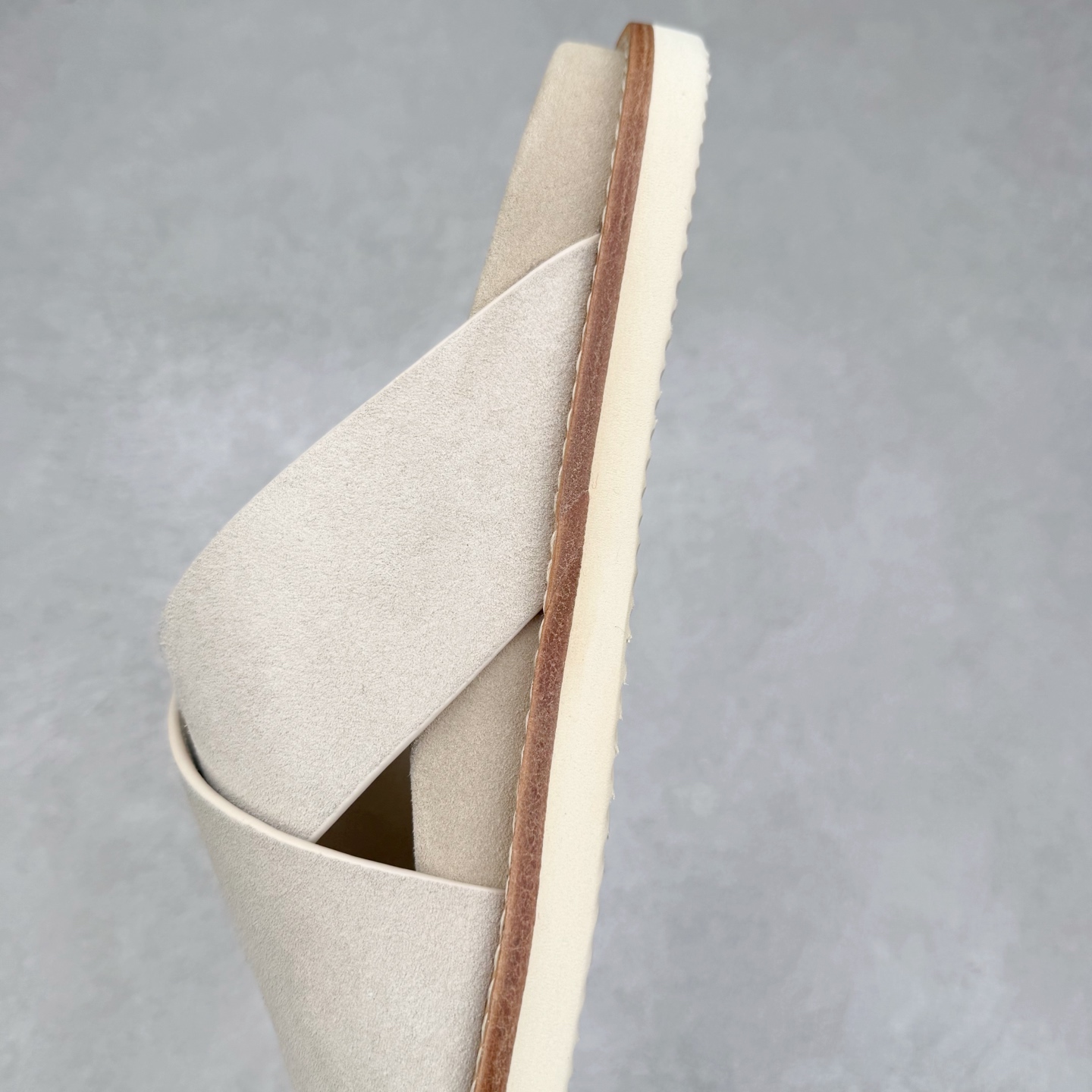 图片[7]-Brunello Cucinelli 绒面革 圆头露趾 防滑一字拖鞋 米色 Brunello Cucinelli是来自意大利的世界顶级奢侈品牌，被誉为低调奢华的“山羊绒之王”和“服装界真正的奢侈品”。很多人都知道羊绒Cashmere顶级、昂贵，一穿就脱不下来，还很容易和其他衣服相互搭配，但是，再也没有比Brunello Cucinelli 这个品牌更懂得把顶级的羊绒面料设计出一种“低调的奢华”的风格。尺码：35 36 37 38 39 40 41 42 43 44 45-选品中心