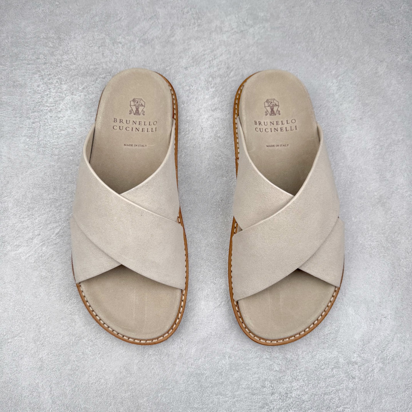 图片[2]-Brunello Cucinelli 绒面革 圆头露趾 防滑一字拖鞋 米色 Brunello Cucinelli是来自意大利的世界顶级奢侈品牌，被誉为低调奢华的“山羊绒之王”和“服装界真正的奢侈品”。很多人都知道羊绒Cashmere顶级、昂贵，一穿就脱不下来，还很容易和其他衣服相互搭配，但是，再也没有比Brunello Cucinelli 这个品牌更懂得把顶级的羊绒面料设计出一种“低调的奢华”的风格。尺码：35 36 37 38 39 40 41 42 43 44 45-选品中心