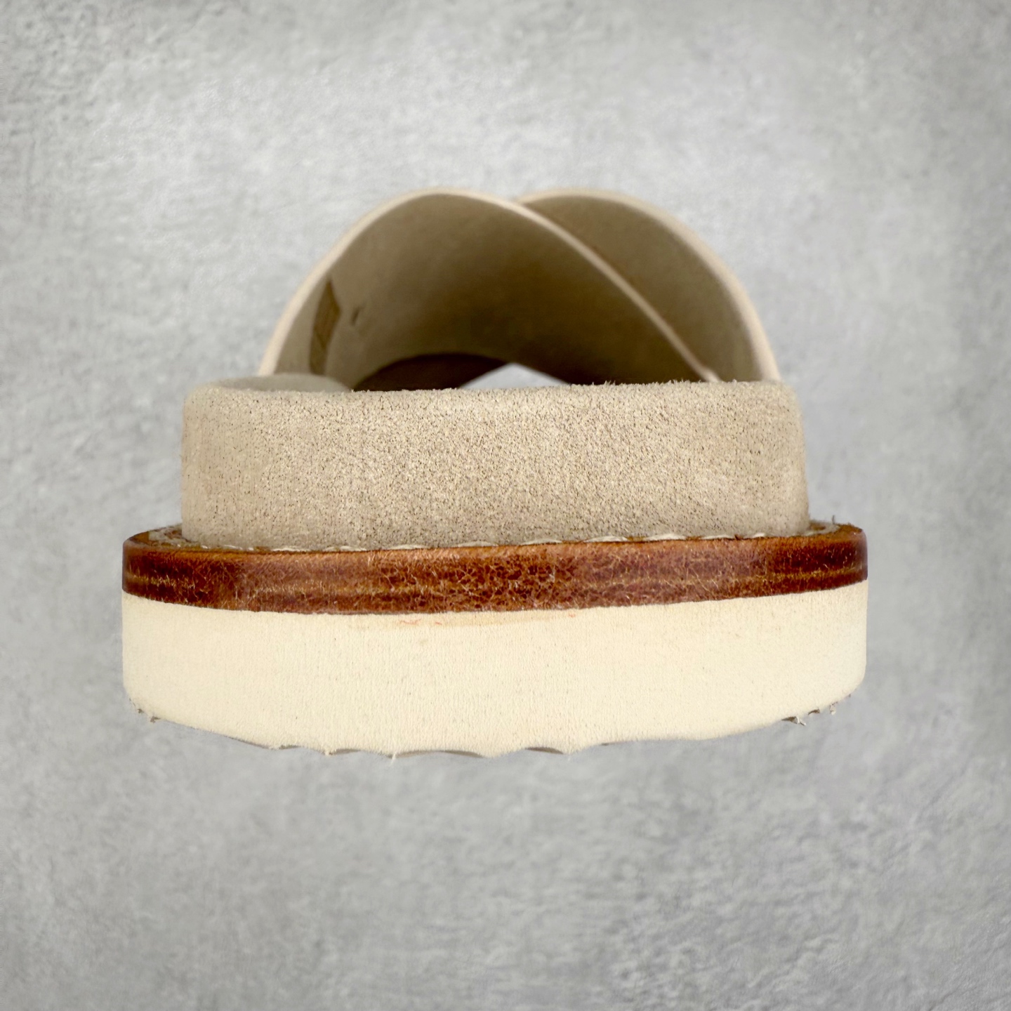 图片[8]-Brunello Cucinelli 绒面革 圆头露趾 防滑一字拖鞋 米色 Brunello Cucinelli是来自意大利的世界顶级奢侈品牌，被誉为低调奢华的“山羊绒之王”和“服装界真正的奢侈品”。很多人都知道羊绒Cashmere顶级、昂贵，一穿就脱不下来，还很容易和其他衣服相互搭配，但是，再也没有比Brunello Cucinelli 这个品牌更懂得把顶级的羊绒面料设计出一种“低调的奢华”的风格。尺码：35 36 37 38 39 40 41 42 43 44 45-选品中心