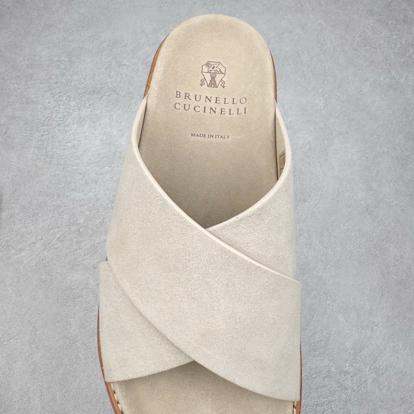 图片[5]-Brunello Cucinelli 绒面革 圆头露趾 防滑一字拖鞋 米色 Brunello Cucinelli是来自意大利的世界顶级奢侈品牌，被誉为低调奢华的“山羊绒之王”和“服装界真正的奢侈品”。很多人都知道羊绒Cashmere顶级、昂贵，一穿就脱不下来，还很容易和其他衣服相互搭配，但是，再也没有比Brunello Cucinelli 这个品牌更懂得把顶级的羊绒面料设计出一种“低调的奢华”的风格。尺码：35 36 37 38 39 40 41 42 43 44 45-选品中心