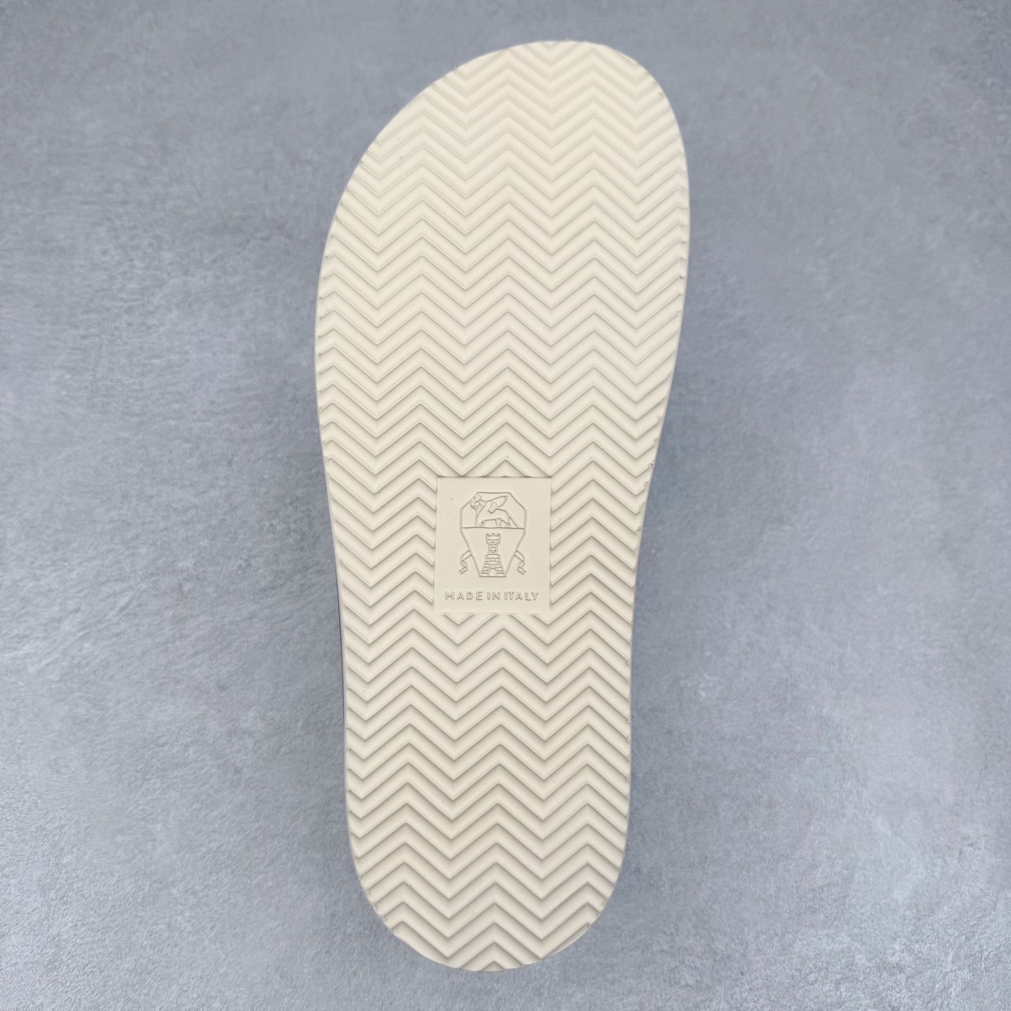 图片[9]-Brunello Cucinelli 绒面革 圆头露趾 防滑一字拖鞋 米色 Brunello Cucinelli是来自意大利的世界顶级奢侈品牌，被誉为低调奢华的“山羊绒之王”和“服装界真正的奢侈品”。很多人都知道羊绒Cashmere顶级、昂贵，一穿就脱不下来，还很容易和其他衣服相互搭配，但是，再也没有比Brunello Cucinelli 这个品牌更懂得把顶级的羊绒面料设计出一种“低调的奢华”的风格。尺码：35 36 37 38 39 40 41 42 43 44 45-选品中心