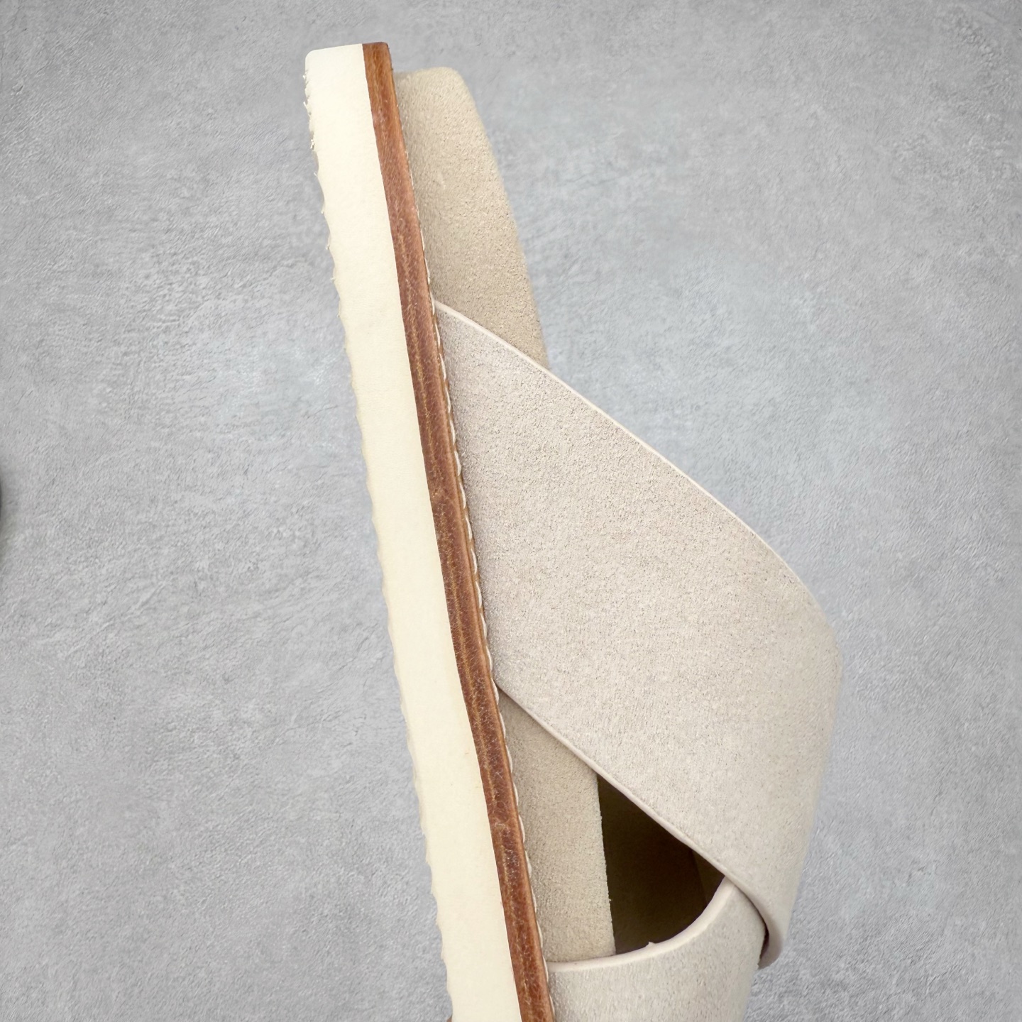 图片[6]-Brunello Cucinelli 绒面革 圆头露趾 防滑一字拖鞋 米色 Brunello Cucinelli是来自意大利的世界顶级奢侈品牌，被誉为低调奢华的“山羊绒之王”和“服装界真正的奢侈品”。很多人都知道羊绒Cashmere顶级、昂贵，一穿就脱不下来，还很容易和其他衣服相互搭配，但是，再也没有比Brunello Cucinelli 这个品牌更懂得把顶级的羊绒面料设计出一种“低调的奢华”的风格。尺码：35 36 37 38 39 40 41 42 43 44 45-选品中心