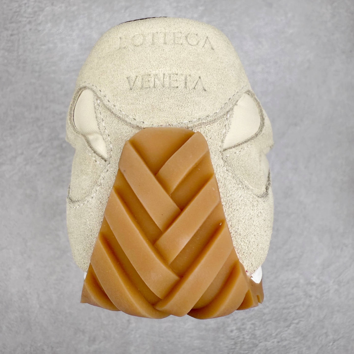 图片[8]-BOTTEGA VENETA Orbit Runner BV葆蝶家时尚休闲王一博同款老爹鞋运动鞋 原版开发 一比一打造 相似度百分之99以上 市场一梯队级别品质 区别市场任何标文顶级品质版本 采用轻质科技网布面料 搭配几何图案设计橡胶外底 王炸系列 高版本 认准套包工艺 实际增高很多哦 还是一样显腿细非常nice 耐玩耐造 对标对版 套包鞋工艺 认准高版本 大底选用拼色TPU大底 配置原版包装 尺码：35 36 37 38 39 40 41 42 43 44 45-选品中心