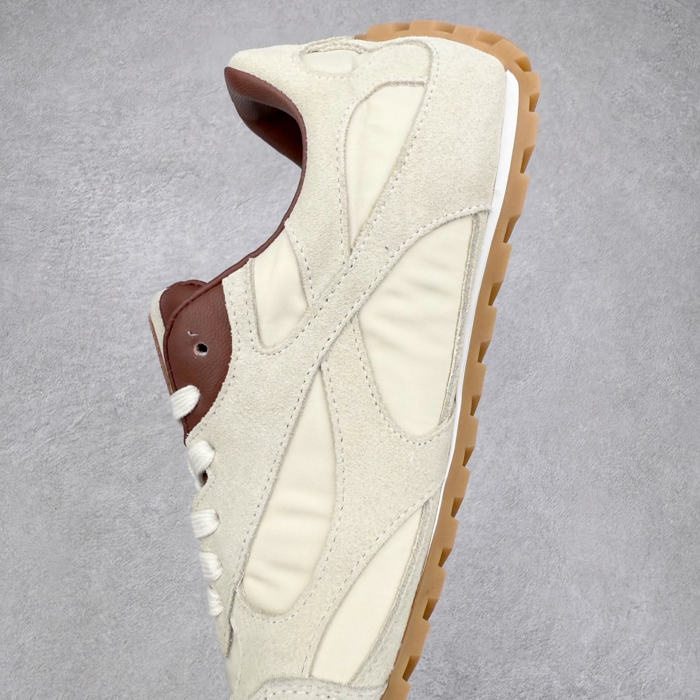 图片[7]-BOTTEGA VENETA Orbit Runner BV葆蝶家时尚休闲王一博同款老爹鞋运动鞋 原版开发 一比一打造 相似度百分之99以上 市场一梯队级别品质 区别市场任何标文顶级品质版本 采用轻质科技网布面料 搭配几何图案设计橡胶外底 王炸系列 高版本 认准套包工艺 实际增高很多哦 还是一样显腿细非常nice 耐玩耐造 对标对版 套包鞋工艺 认准高版本 大底选用拼色TPU大底 配置原版包装 尺码：35 36 37 38 39 40 41 42 43 44 45-选品中心