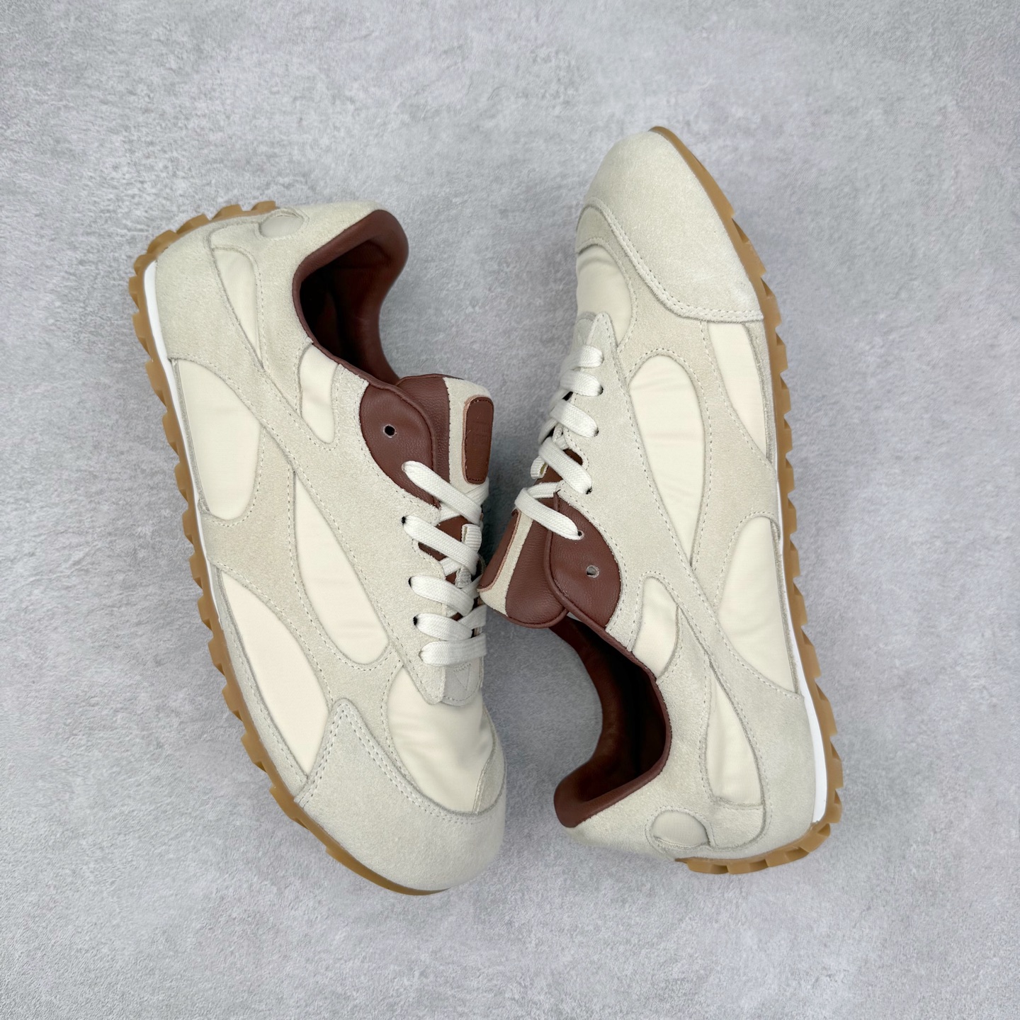 图片[3]-BOTTEGA VENETA Orbit Runner BV葆蝶家时尚休闲王一博同款老爹鞋运动鞋 原版开发 一比一打造 相似度百分之99以上 市场一梯队级别品质 区别市场任何标文顶级品质版本 采用轻质科技网布面料 搭配几何图案设计橡胶外底 王炸系列 高版本 认准套包工艺 实际增高很多哦 还是一样显腿细非常nice 耐玩耐造 对标对版 套包鞋工艺 认准高版本 大底选用拼色TPU大底 配置原版包装 尺码：35 36 37 38 39 40 41 42 43 44 45-选品中心