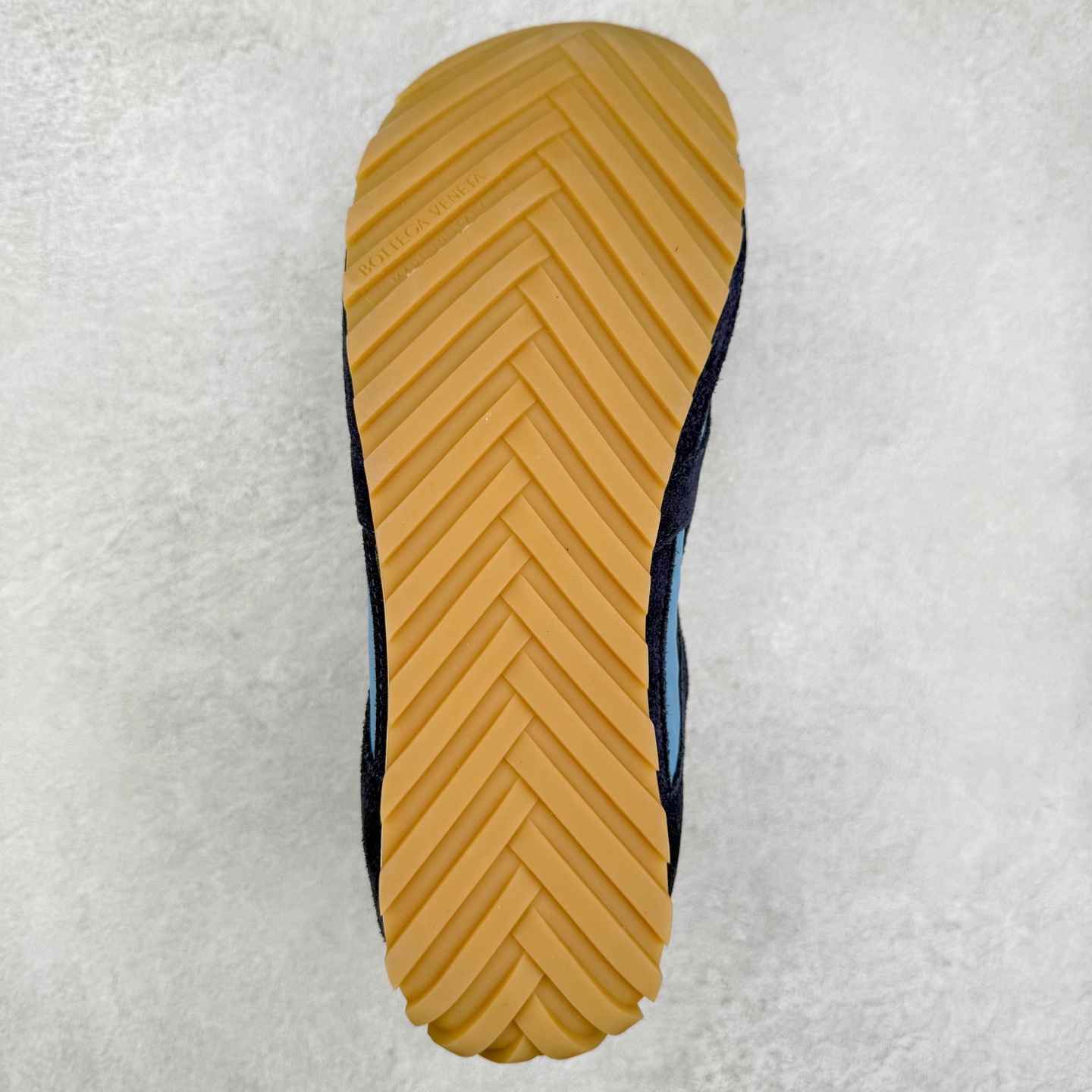 图片[9]-BOTTEGA VENETA Orbit Runner BV葆蝶家时尚休闲王一博同款老爹鞋运动鞋 原版开发 一比一打造 相似度百分之99以上 市场一梯队级别品质 区别市场任何标文顶级品质版本 采用轻质科技网布面料 搭配几何图案设计橡胶外底 王炸系列 高版本 认准套包工艺 实际增高很多哦 还是一样显腿细非常nice 耐玩耐造 对标对版 套包鞋工艺 认准高版本 大底选用拼色TPU大底 配置原版包装 尺码：35 36 37 38 39 40 41 42 43 44 45-选品中心