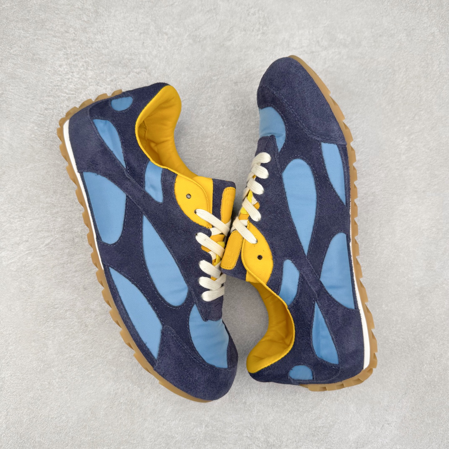 图片[3]-BOTTEGA VENETA Orbit Runner BV葆蝶家时尚休闲王一博同款老爹鞋运动鞋 原版开发 一比一打造 相似度百分之99以上 市场一梯队级别品质 区别市场任何标文顶级品质版本 采用轻质科技网布面料 搭配几何图案设计橡胶外底 王炸系列 高版本 认准套包工艺 实际增高很多哦 还是一样显腿细非常nice 耐玩耐造 对标对版 套包鞋工艺 认准高版本 大底选用拼色TPU大底 配置原版包装 尺码：35 36 37 38 39 40 41 42 43 44 45-选品中心