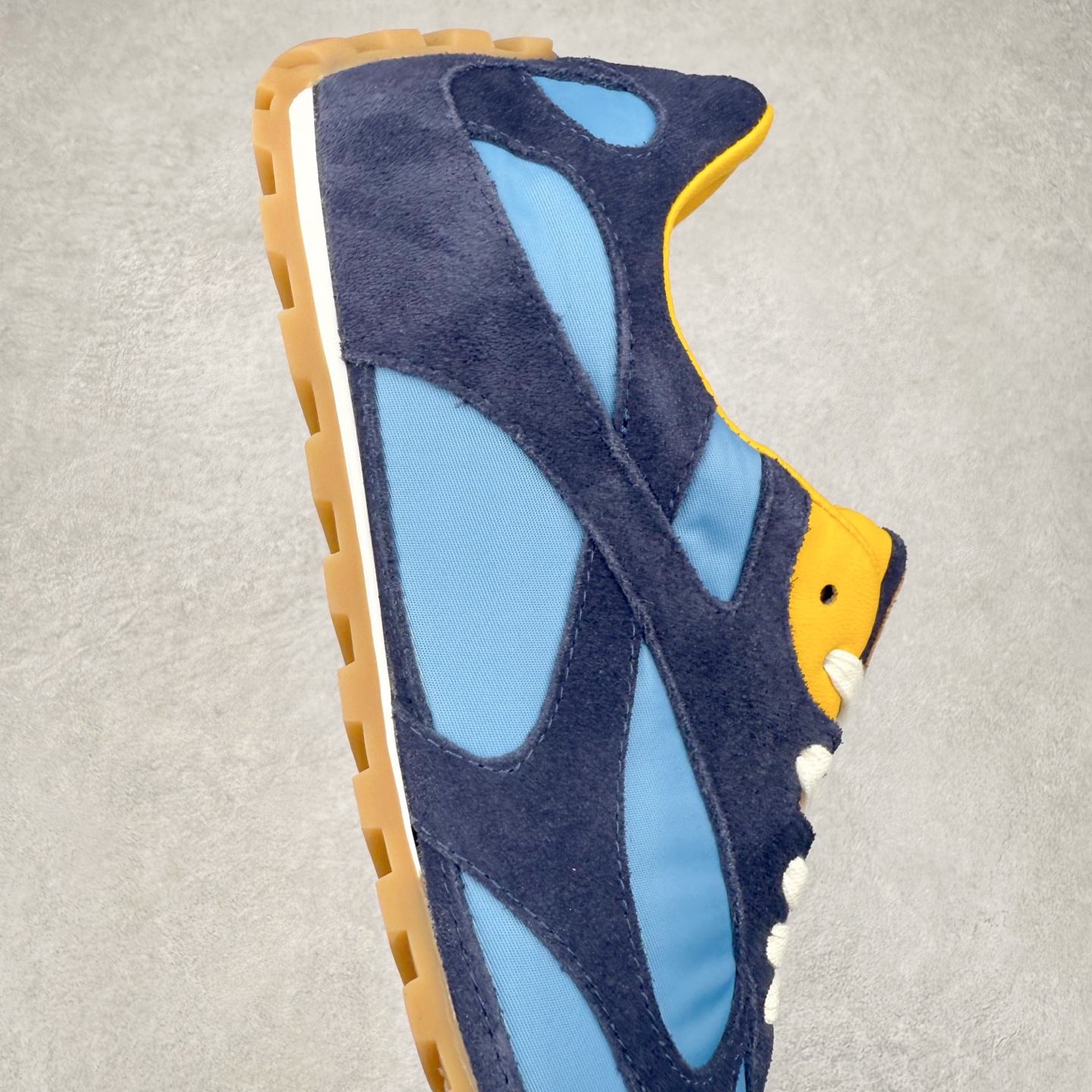 图片[6]-BOTTEGA VENETA Orbit Runner BV葆蝶家时尚休闲王一博同款老爹鞋运动鞋 原版开发 一比一打造 相似度百分之99以上 市场一梯队级别品质 区别市场任何标文顶级品质版本 采用轻质科技网布面料 搭配几何图案设计橡胶外底 王炸系列 高版本 认准套包工艺 实际增高很多哦 还是一样显腿细非常nice 耐玩耐造 对标对版 套包鞋工艺 认准高版本 大底选用拼色TPU大底 配置原版包装 尺码：35 36 37 38 39 40 41 42 43 44 45-选品中心