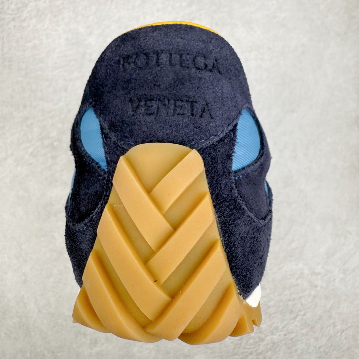 图片[8]-BOTTEGA VENETA Orbit Runner BV葆蝶家时尚休闲王一博同款老爹鞋运动鞋 原版开发 一比一打造 相似度百分之99以上 市场一梯队级别品质 区别市场任何标文顶级品质版本 采用轻质科技网布面料 搭配几何图案设计橡胶外底 王炸系列 高版本 认准套包工艺 实际增高很多哦 还是一样显腿细非常nice 耐玩耐造 对标对版 套包鞋工艺 认准高版本 大底选用拼色TPU大底 配置原版包装 尺码：35 36 37 38 39 40 41 42 43 44 45-选品中心