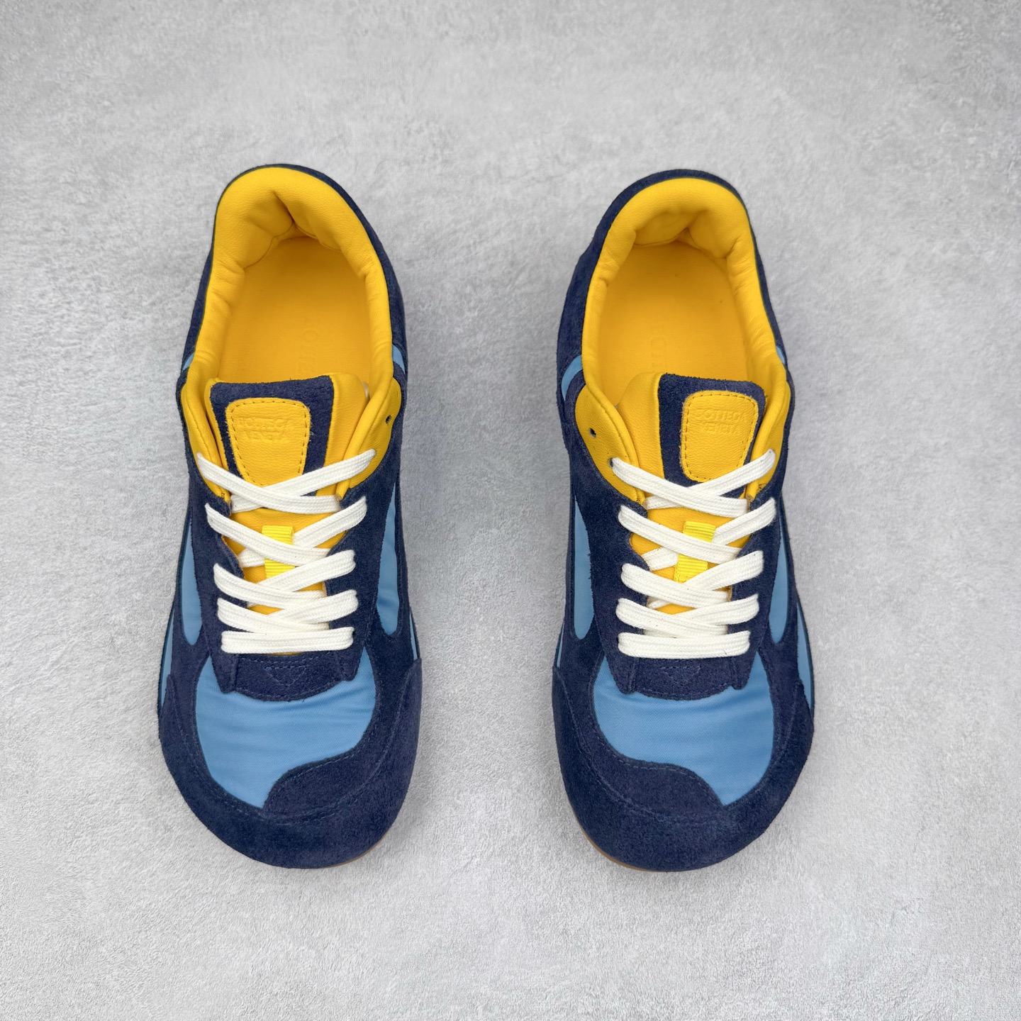 图片[2]-BOTTEGA VENETA Orbit Runner BV葆蝶家时尚休闲王一博同款老爹鞋运动鞋 原版开发 一比一打造 相似度百分之99以上 市场一梯队级别品质 区别市场任何标文顶级品质版本 采用轻质科技网布面料 搭配几何图案设计橡胶外底 王炸系列 高版本 认准套包工艺 实际增高很多哦 还是一样显腿细非常nice 耐玩耐造 对标对版 套包鞋工艺 认准高版本 大底选用拼色TPU大底 配置原版包装 尺码：35 36 37 38 39 40 41 42 43 44 45-选品中心