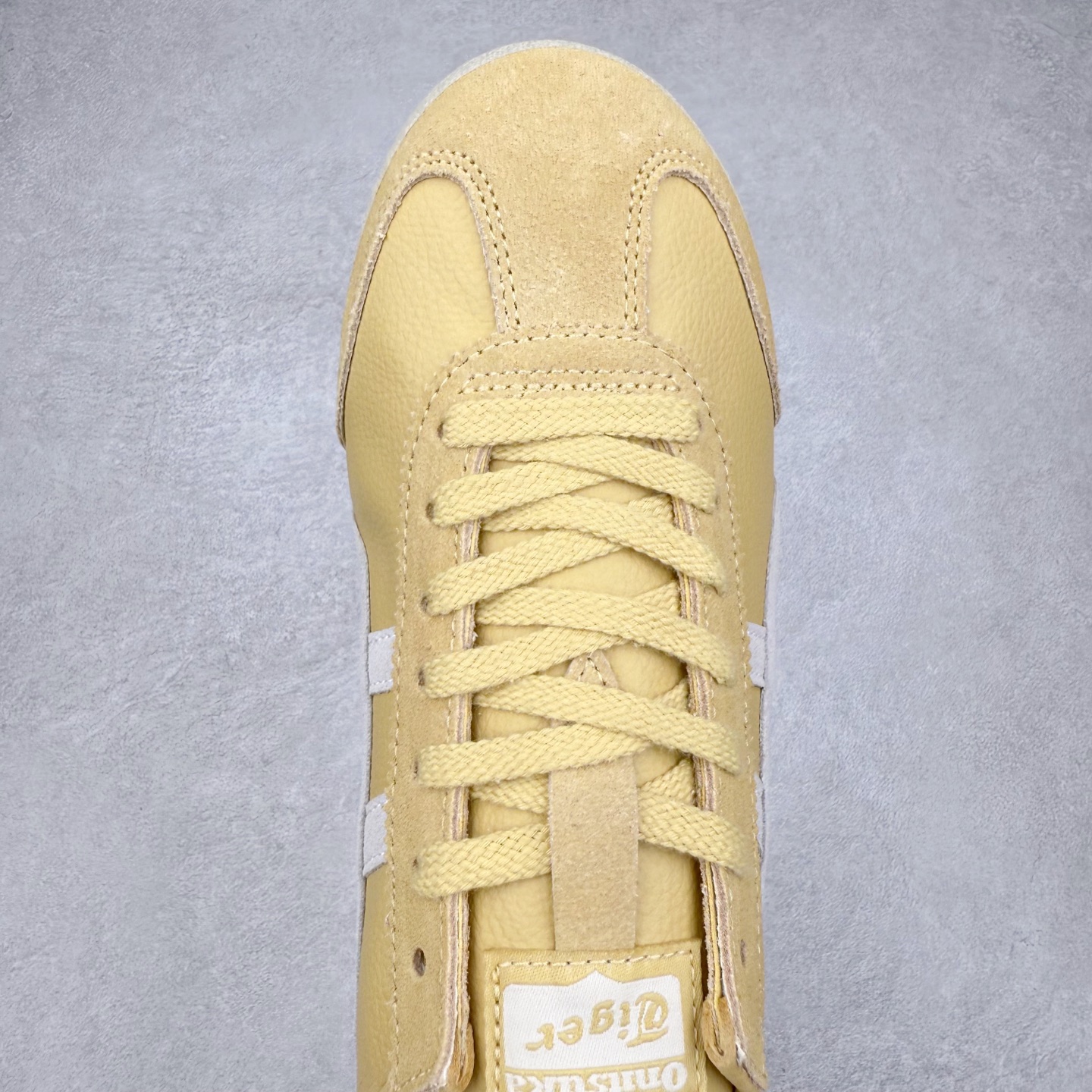 图片[4]-＃C版 Asics Onitsuka Tiger MEXICO 66 亚瑟士鬼冢虎复古经典板鞋 CNY 龙年限定 白红 市场王者选手 海外订单工厂出品 长期生产补货永不断码 超成熟稳定的做工品控 原装全套纸板楦头开发 原汁原味 完美呈现版型 私模正确鞋底咬花纹路 一比一鞋头弧度高度鞋身弧度 绝不口嗨 细节品控鞋型随意秒杀市面 原档咬花纹路私模大底 一个单元有六个三角形 总体形拼接呈现花瓣状 官方四联吊牌 原装Ortholite轻量化鞋垫 原盒原配 质保卡 说明书 钢印防尘纸 纸板中底带钢印 乳胶组合鞋垫 支持全方位的对比专柜 产品从款式颜色造型上体现出追求舒适和细节的完美 鞋类更是推崇手工制作的严谨与完美 融舒适性与可穿性的设计风格 注重细节的完美和别致魅力 既保持稳重 又不失轻松的时尚感 尺码：36 37 37.5 38 39 39.5 40 40.5 41.5 42 42.5 43.5 44 45-选品中心