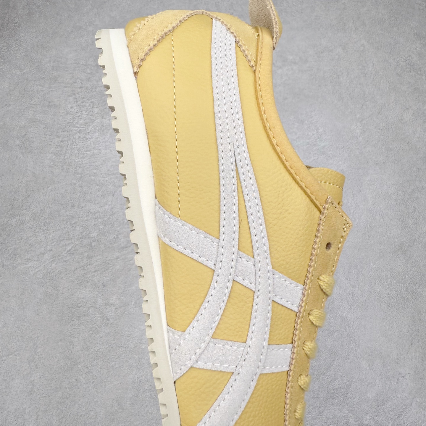 图片[6]-＃C版 Asics Onitsuka Tiger MEXICO 66 亚瑟士鬼冢虎复古经典板鞋 CNY 龙年限定 白红 市场王者选手 海外订单工厂出品 长期生产补货永不断码 超成熟稳定的做工品控 原装全套纸板楦头开发 原汁原味 完美呈现版型 私模正确鞋底咬花纹路 一比一鞋头弧度高度鞋身弧度 绝不口嗨 细节品控鞋型随意秒杀市面 原档咬花纹路私模大底 一个单元有六个三角形 总体形拼接呈现花瓣状 官方四联吊牌 原装Ortholite轻量化鞋垫 原盒原配 质保卡 说明书 钢印防尘纸 纸板中底带钢印 乳胶组合鞋垫 支持全方位的对比专柜 产品从款式颜色造型上体现出追求舒适和细节的完美 鞋类更是推崇手工制作的严谨与完美 融舒适性与可穿性的设计风格 注重细节的完美和别致魅力 既保持稳重 又不失轻松的时尚感 尺码：36 37 37.5 38 39 39.5 40 40.5 41.5 42 42.5 43.5 44 45-选品中心