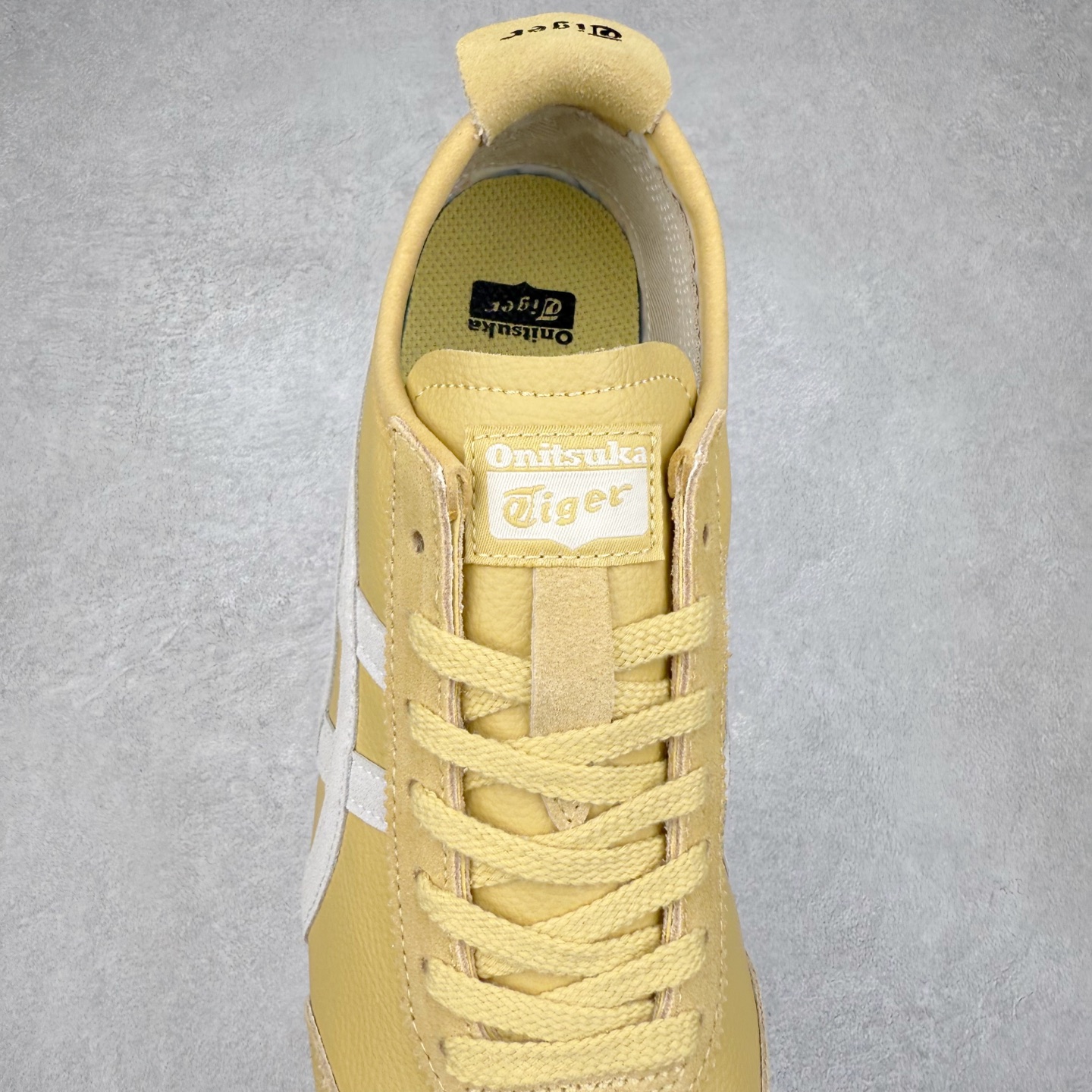 图片[5]-＃C版 Asics Onitsuka Tiger MEXICO 66 亚瑟士鬼冢虎复古经典板鞋 CNY 龙年限定 白红 市场王者选手 海外订单工厂出品 长期生产补货永不断码 超成熟稳定的做工品控 原装全套纸板楦头开发 原汁原味 完美呈现版型 私模正确鞋底咬花纹路 一比一鞋头弧度高度鞋身弧度 绝不口嗨 细节品控鞋型随意秒杀市面 原档咬花纹路私模大底 一个单元有六个三角形 总体形拼接呈现花瓣状 官方四联吊牌 原装Ortholite轻量化鞋垫 原盒原配 质保卡 说明书 钢印防尘纸 纸板中底带钢印 乳胶组合鞋垫 支持全方位的对比专柜 产品从款式颜色造型上体现出追求舒适和细节的完美 鞋类更是推崇手工制作的严谨与完美 融舒适性与可穿性的设计风格 注重细节的完美和别致魅力 既保持稳重 又不失轻松的时尚感 尺码：36 37 37.5 38 39 39.5 40 40.5 41.5 42 42.5 43.5 44 45-选品中心