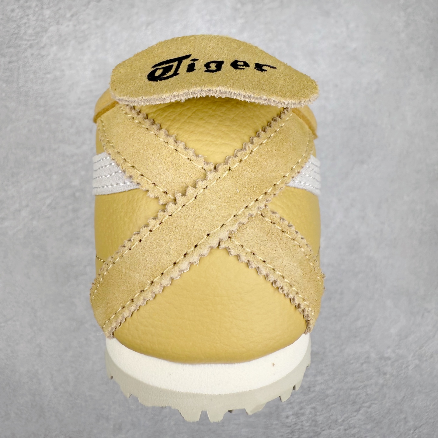 图片[8]-＃C版 Asics Onitsuka Tiger MEXICO 66 亚瑟士鬼冢虎复古经典板鞋 CNY 龙年限定 白红 市场王者选手 海外订单工厂出品 长期生产补货永不断码 超成熟稳定的做工品控 原装全套纸板楦头开发 原汁原味 完美呈现版型 私模正确鞋底咬花纹路 一比一鞋头弧度高度鞋身弧度 绝不口嗨 细节品控鞋型随意秒杀市面 原档咬花纹路私模大底 一个单元有六个三角形 总体形拼接呈现花瓣状 官方四联吊牌 原装Ortholite轻量化鞋垫 原盒原配 质保卡 说明书 钢印防尘纸 纸板中底带钢印 乳胶组合鞋垫 支持全方位的对比专柜 产品从款式颜色造型上体现出追求舒适和细节的完美 鞋类更是推崇手工制作的严谨与完美 融舒适性与可穿性的设计风格 注重细节的完美和别致魅力 既保持稳重 又不失轻松的时尚感 尺码：36 37 37.5 38 39 39.5 40 40.5 41.5 42 42.5 43.5 44 45-选品中心