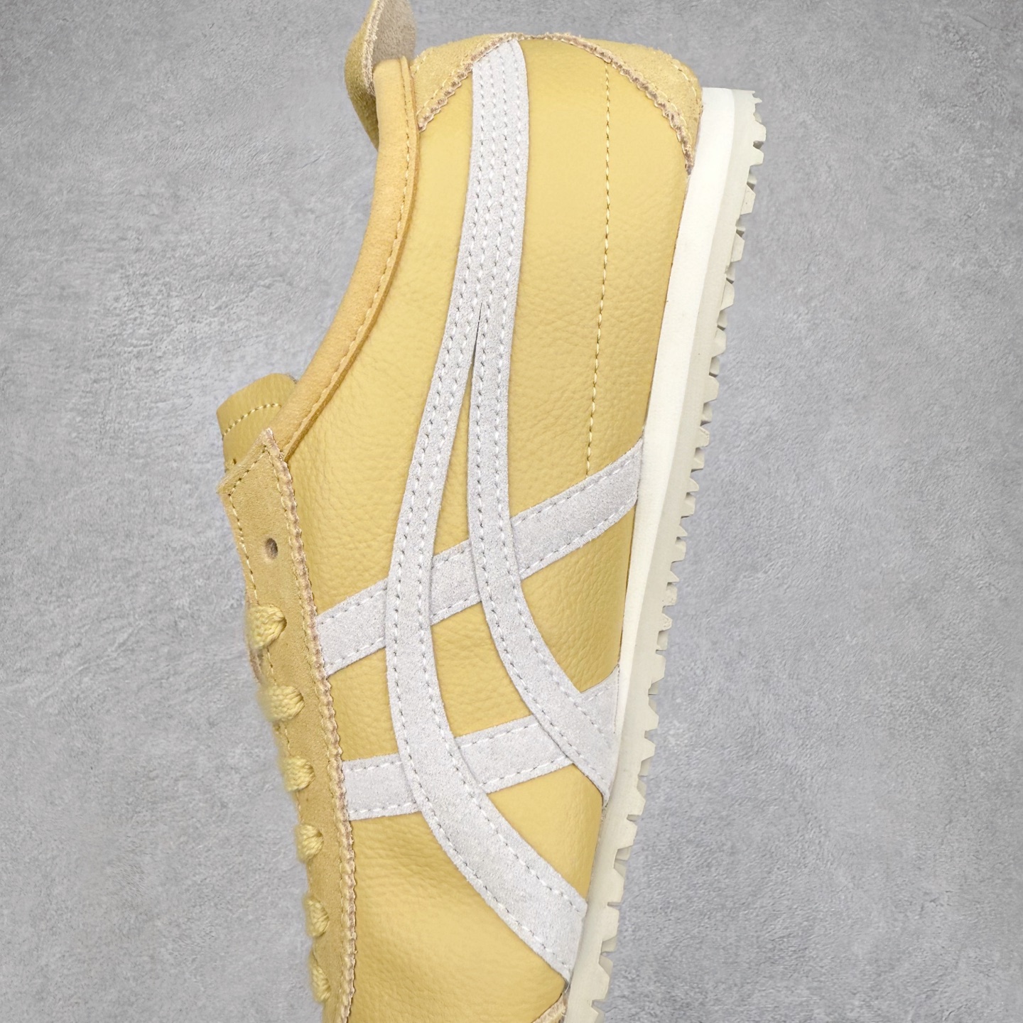 图片[7]-＃C版 Asics Onitsuka Tiger MEXICO 66 亚瑟士鬼冢虎复古经典板鞋 CNY 龙年限定 白红 市场王者选手 海外订单工厂出品 长期生产补货永不断码 超成熟稳定的做工品控 原装全套纸板楦头开发 原汁原味 完美呈现版型 私模正确鞋底咬花纹路 一比一鞋头弧度高度鞋身弧度 绝不口嗨 细节品控鞋型随意秒杀市面 原档咬花纹路私模大底 一个单元有六个三角形 总体形拼接呈现花瓣状 官方四联吊牌 原装Ortholite轻量化鞋垫 原盒原配 质保卡 说明书 钢印防尘纸 纸板中底带钢印 乳胶组合鞋垫 支持全方位的对比专柜 产品从款式颜色造型上体现出追求舒适和细节的完美 鞋类更是推崇手工制作的严谨与完美 融舒适性与可穿性的设计风格 注重细节的完美和别致魅力 既保持稳重 又不失轻松的时尚感 尺码：36 37 37.5 38 39 39.5 40 40.5 41.5 42 42.5 43.5 44 45-选品中心